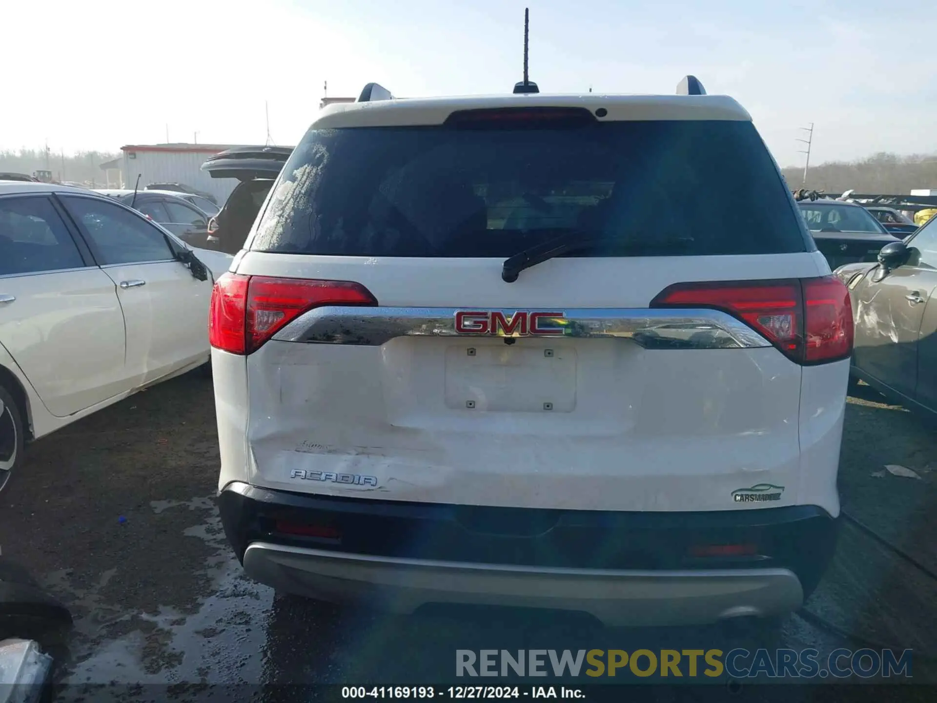 17 Photograph of a damaged car 1GKKNLLA1KZ279896 GMC ACADIA 2019