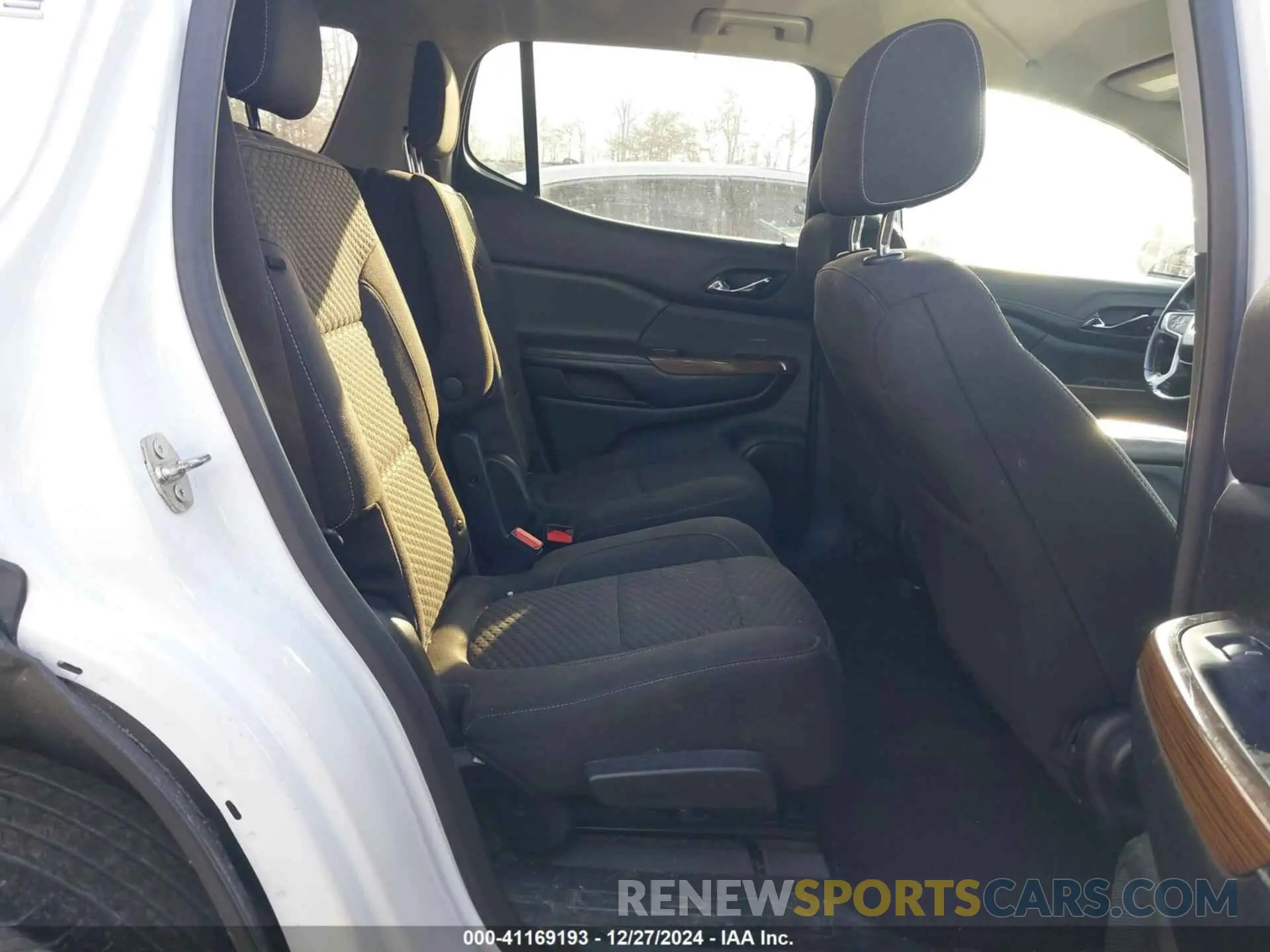 8 Photograph of a damaged car 1GKKNLLA1KZ279896 GMC ACADIA 2019