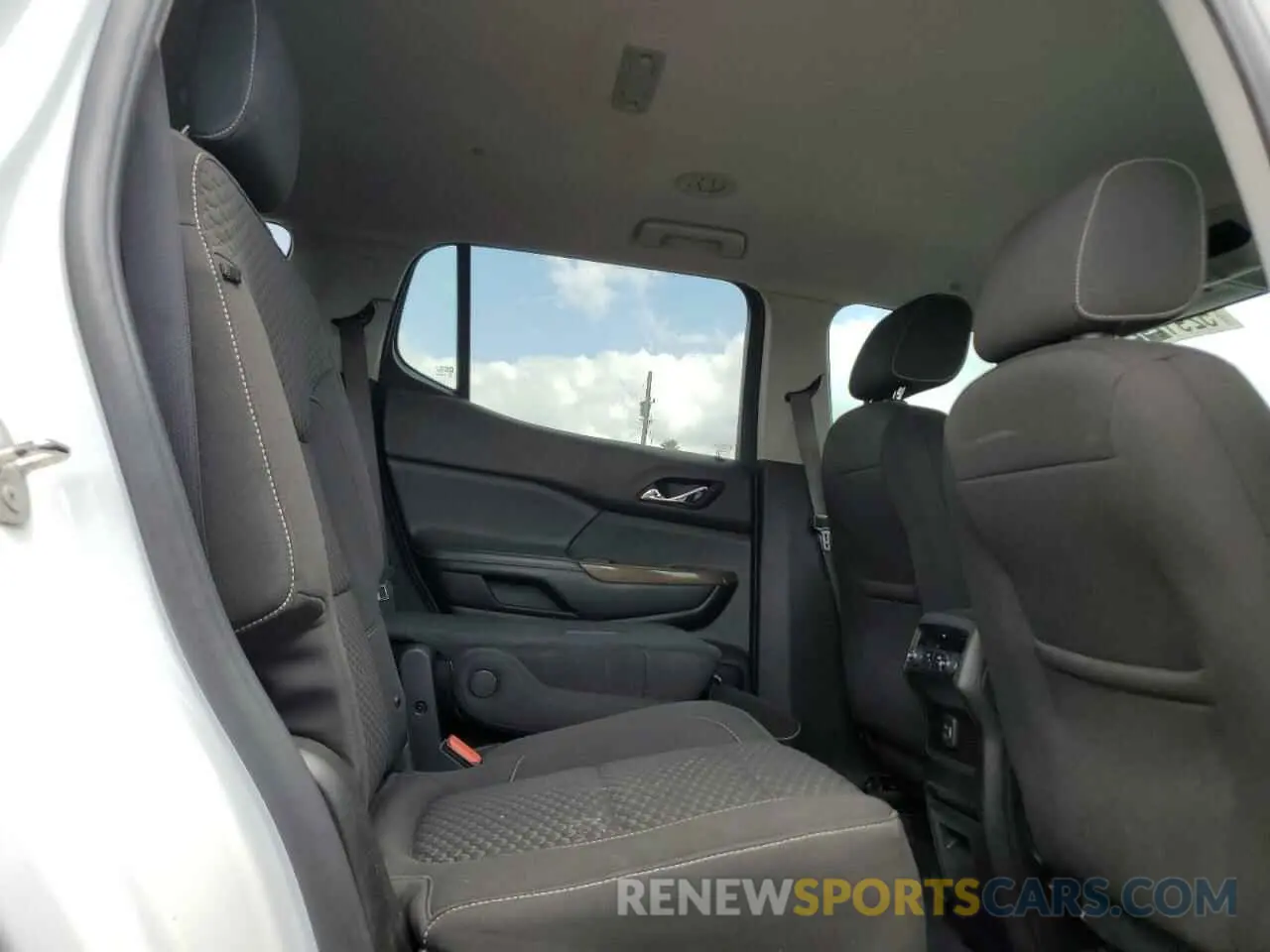 11 Photograph of a damaged car 1GKKNLLA5KZ209172 GMC ACADIA 2019