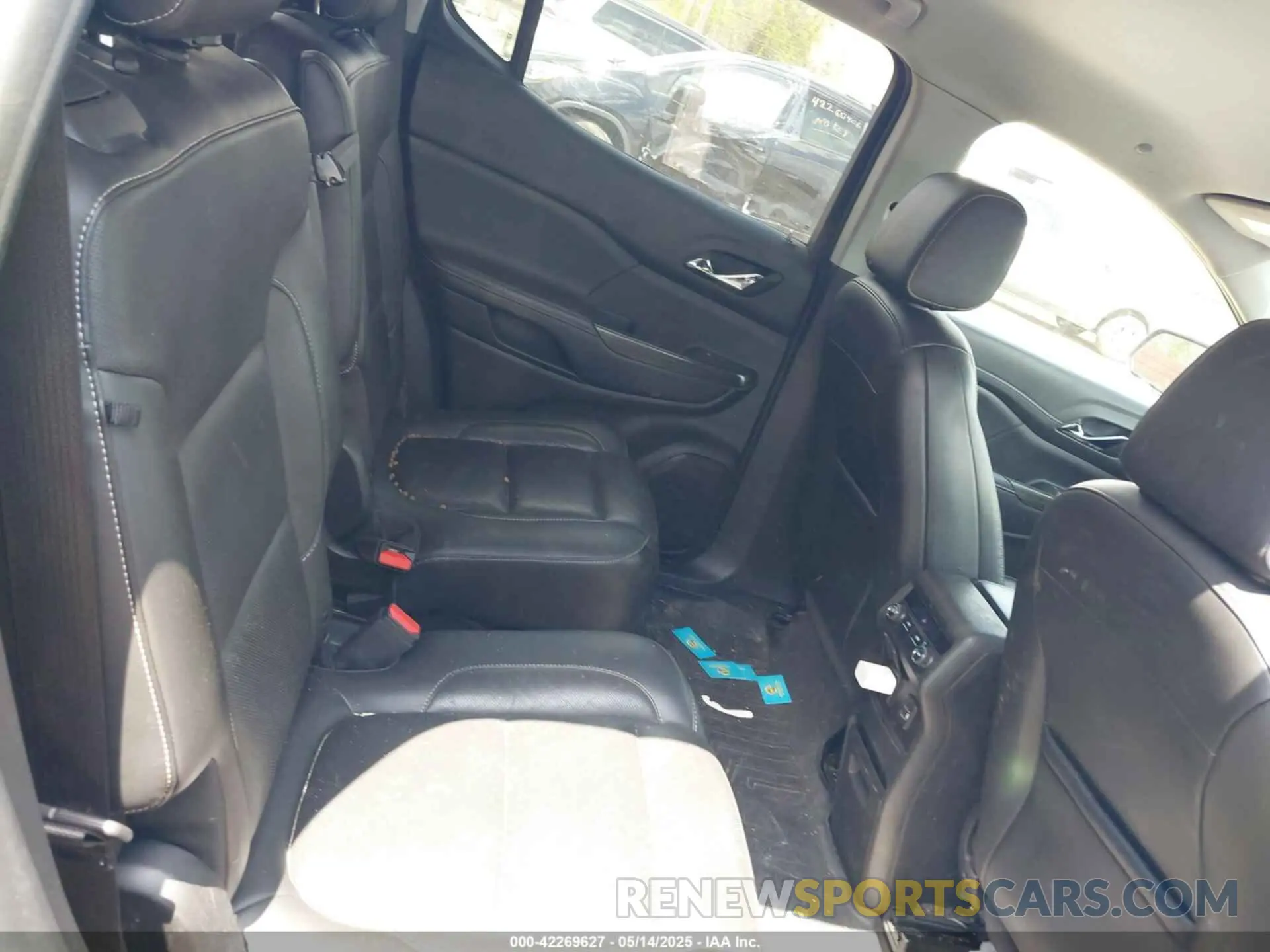 8 Photograph of a damaged car 1GKKNMLA8KZ285622 GMC ACADIA 2019