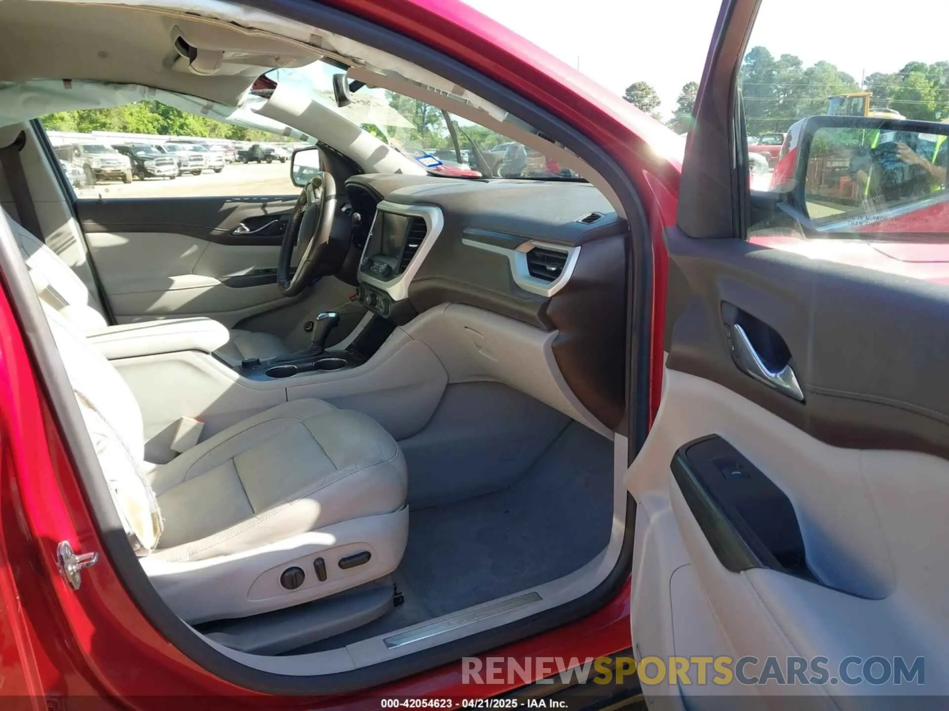 5 Photograph of a damaged car 1GKKNMLS0KZ140728 GMC ACADIA 2019