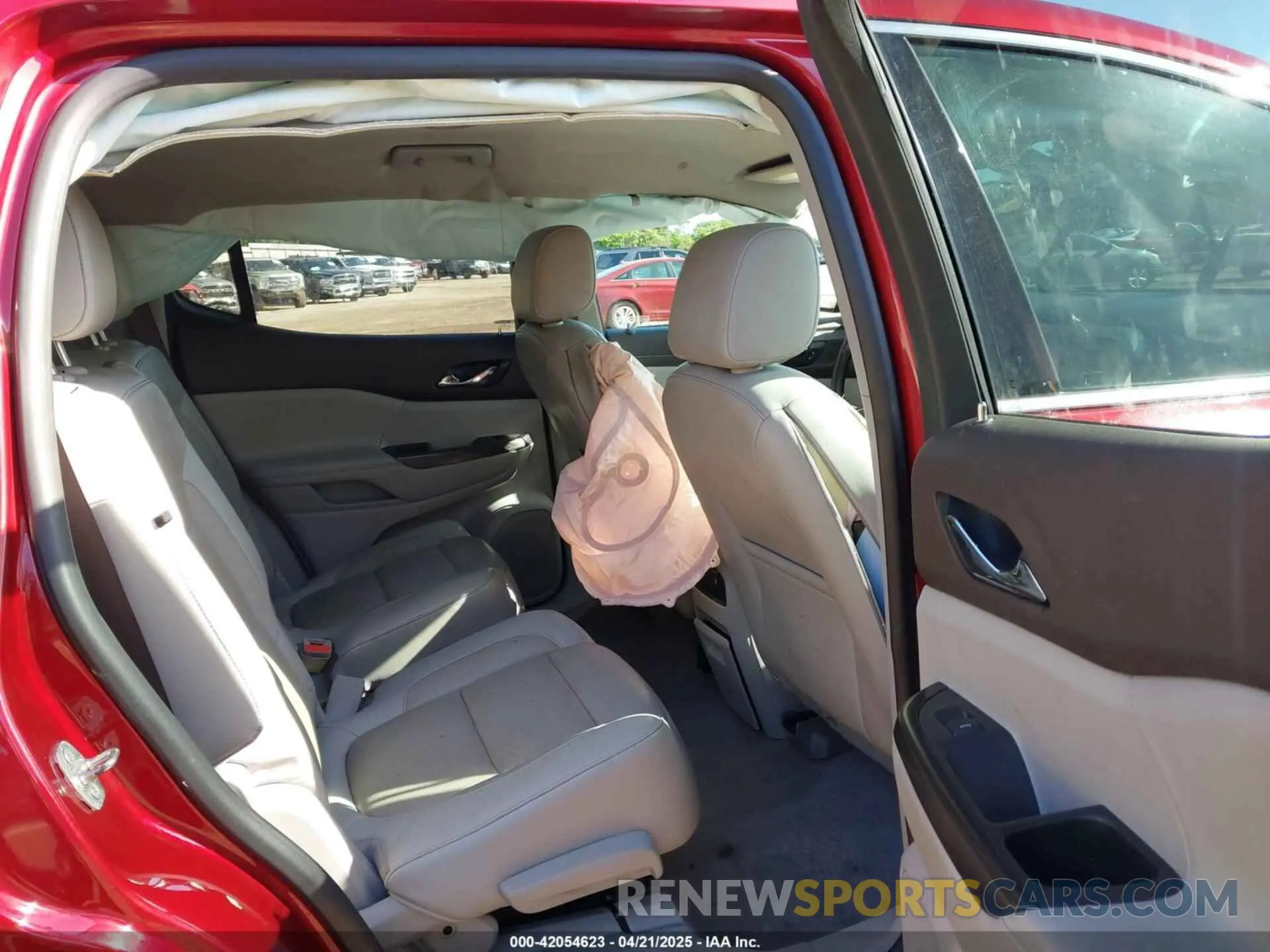 8 Photograph of a damaged car 1GKKNMLS0KZ140728 GMC ACADIA 2019
