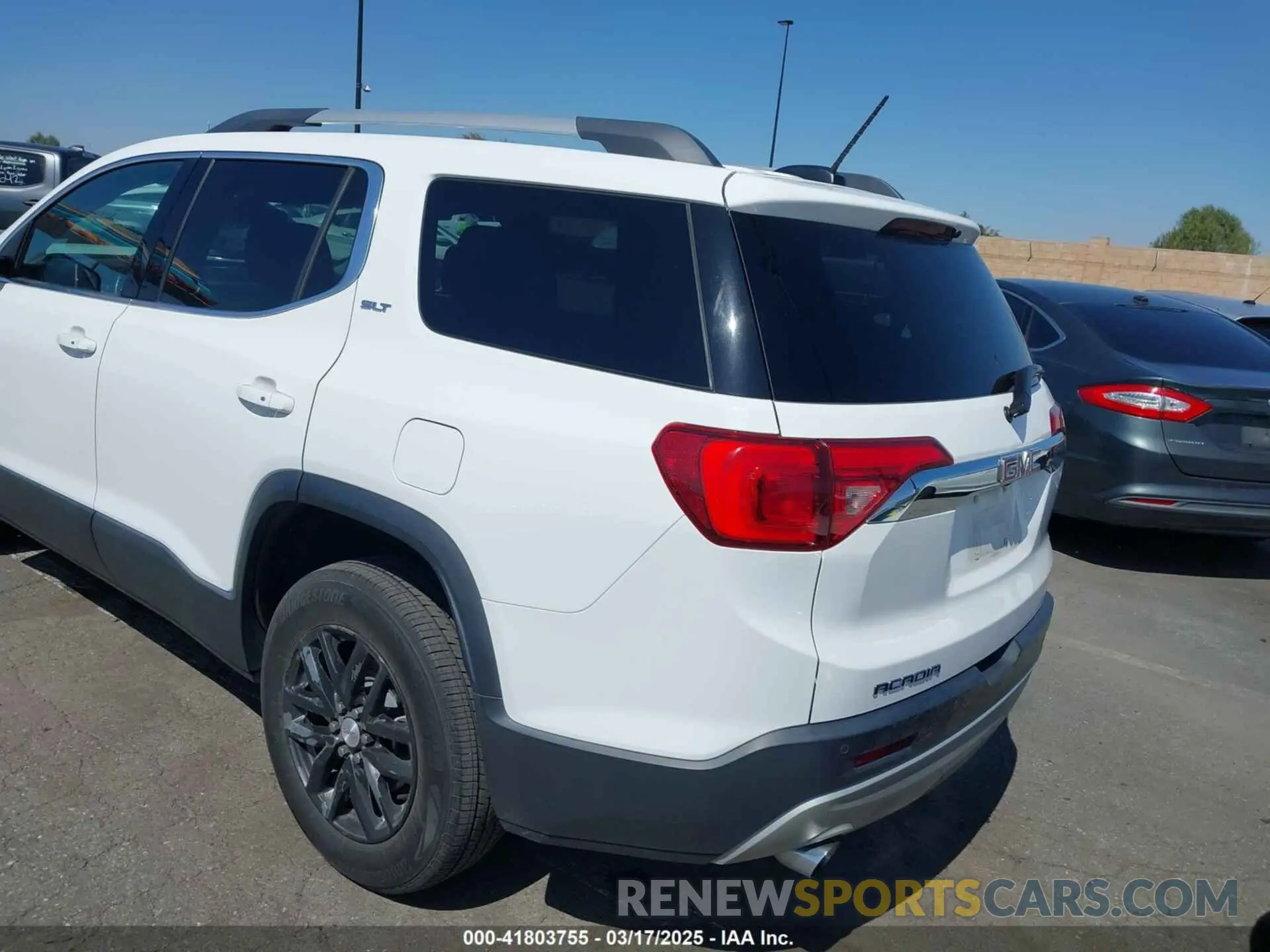 3 Photograph of a damaged car 1GKKNMLS0KZ235497 GMC ACADIA 2019