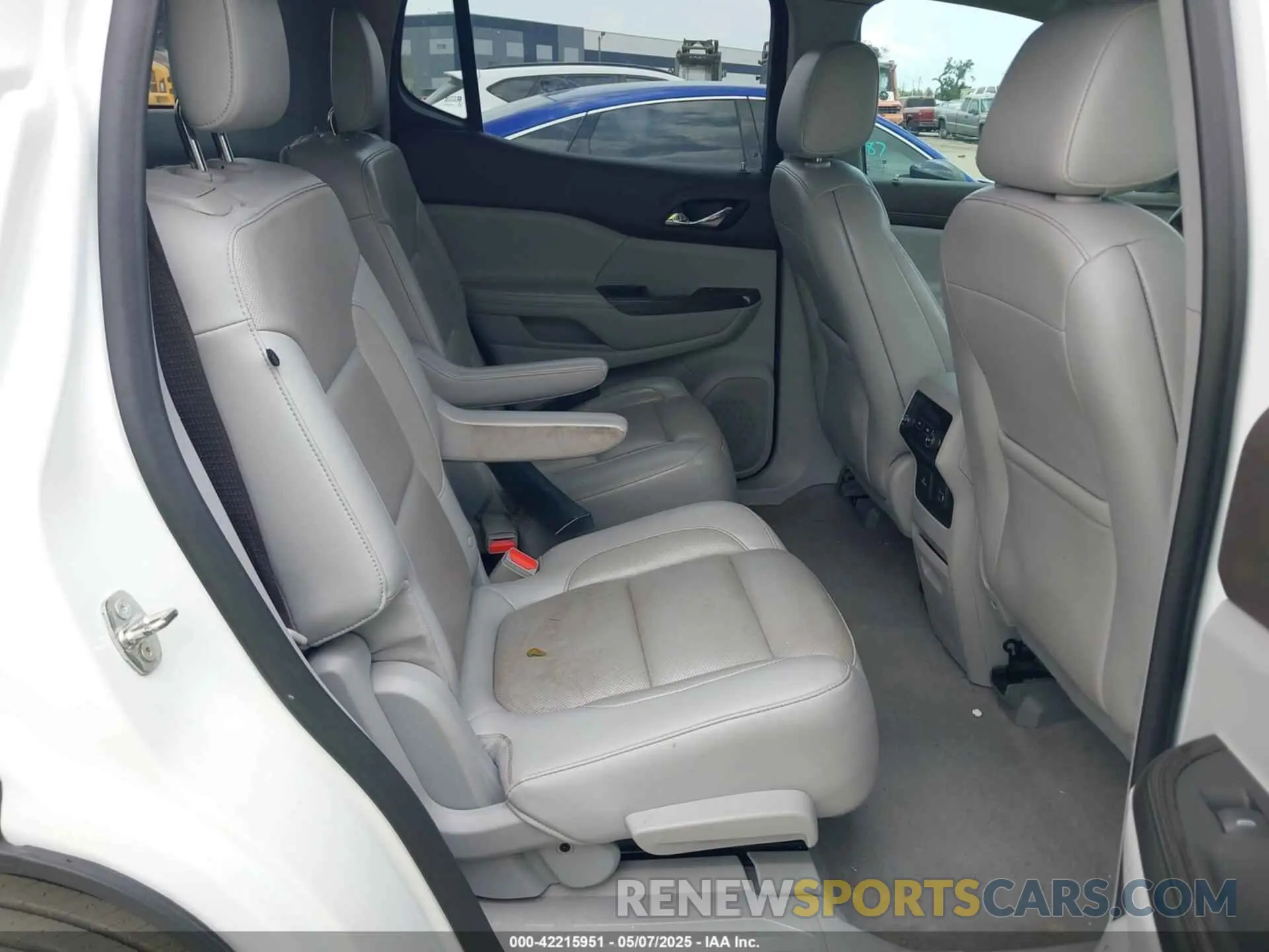 8 Photograph of a damaged car 1GKKNMLS1KZ229353 GMC ACADIA 2019