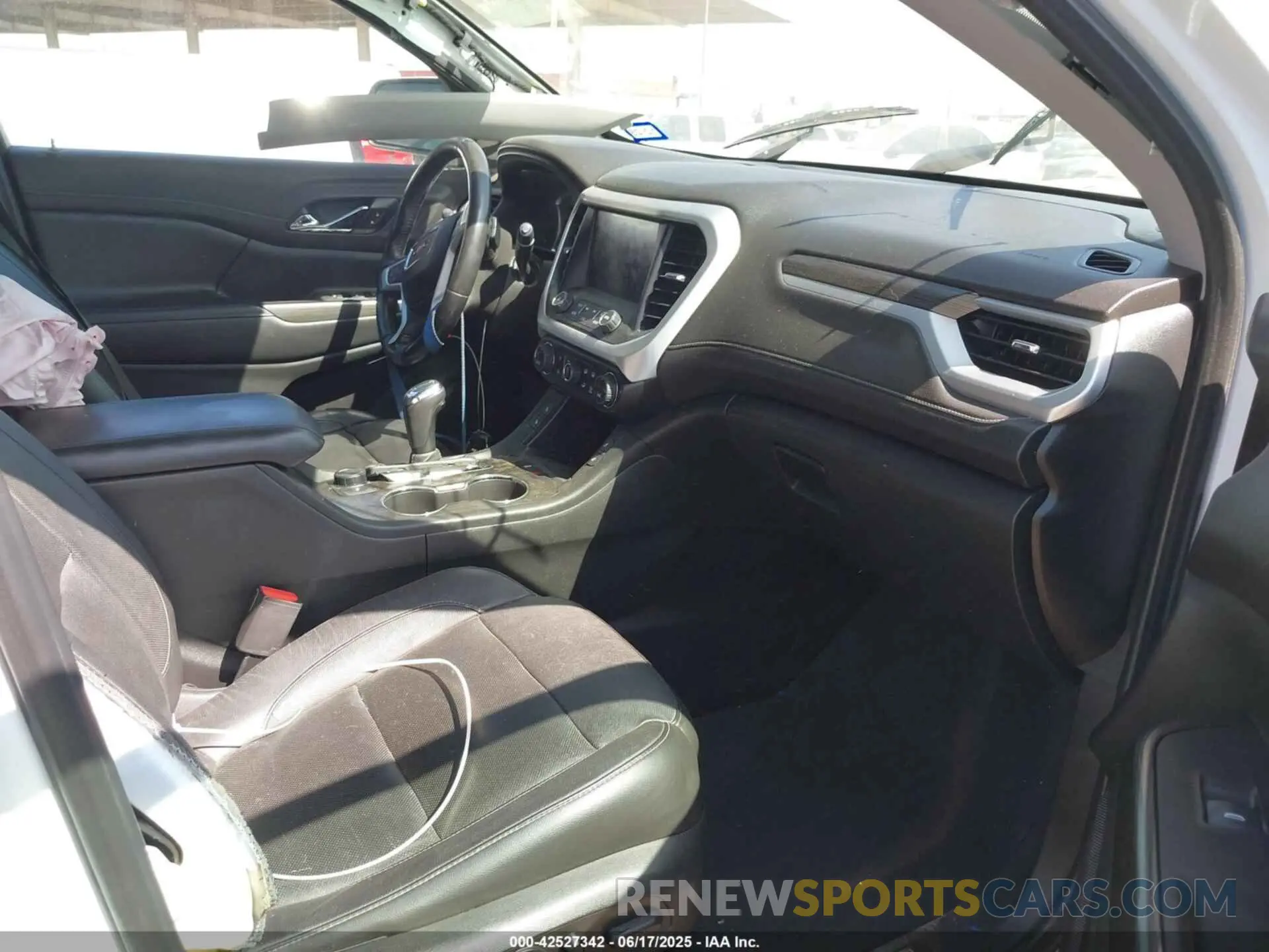5 Photograph of a damaged car 1GKKNMLS1KZ263535 GMC ACADIA 2019