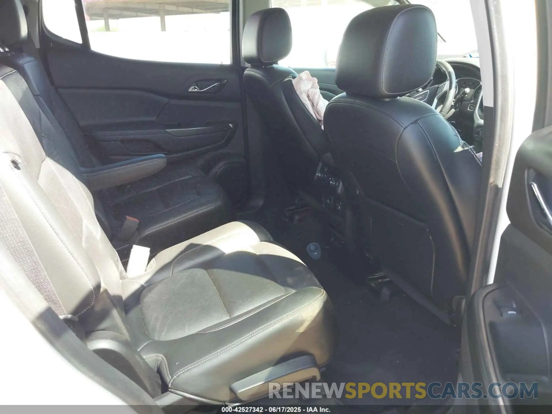 8 Photograph of a damaged car 1GKKNMLS1KZ263535 GMC ACADIA 2019