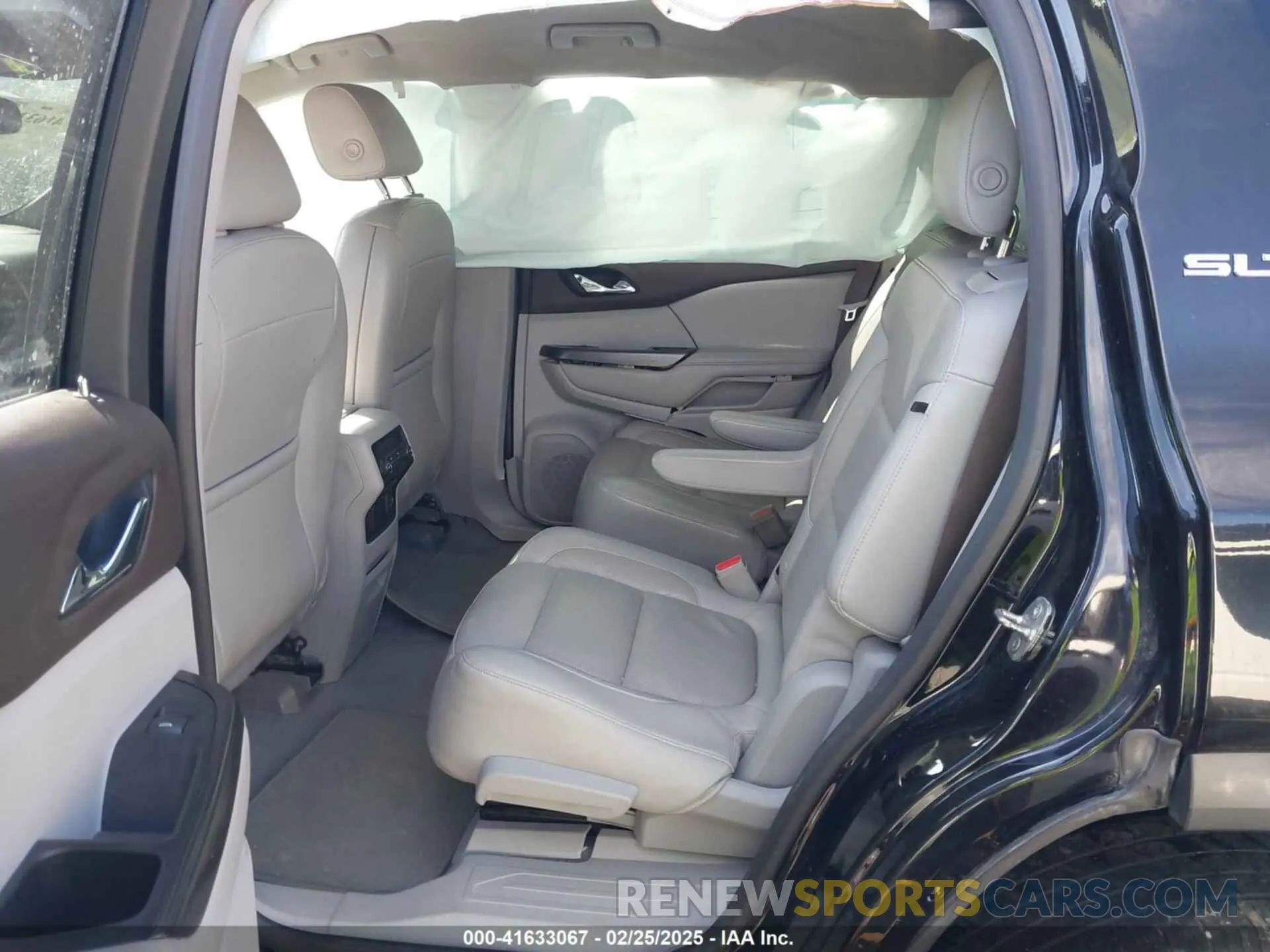 8 Photograph of a damaged car 1GKKNMLS3KZ155031 GMC ACADIA 2019