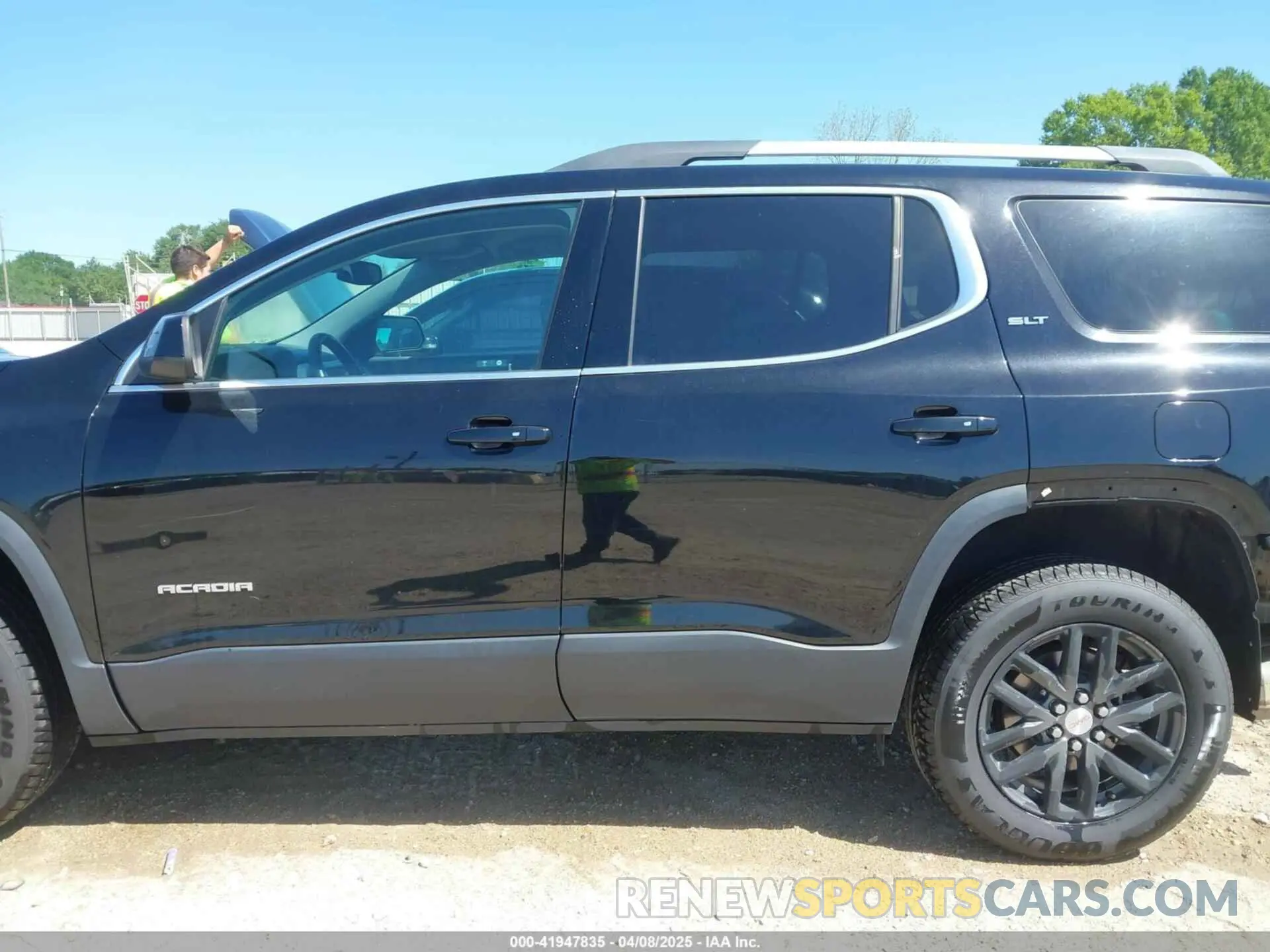 15 Photograph of a damaged car 1GKKNMLS3KZ231752 GMC ACADIA 2019