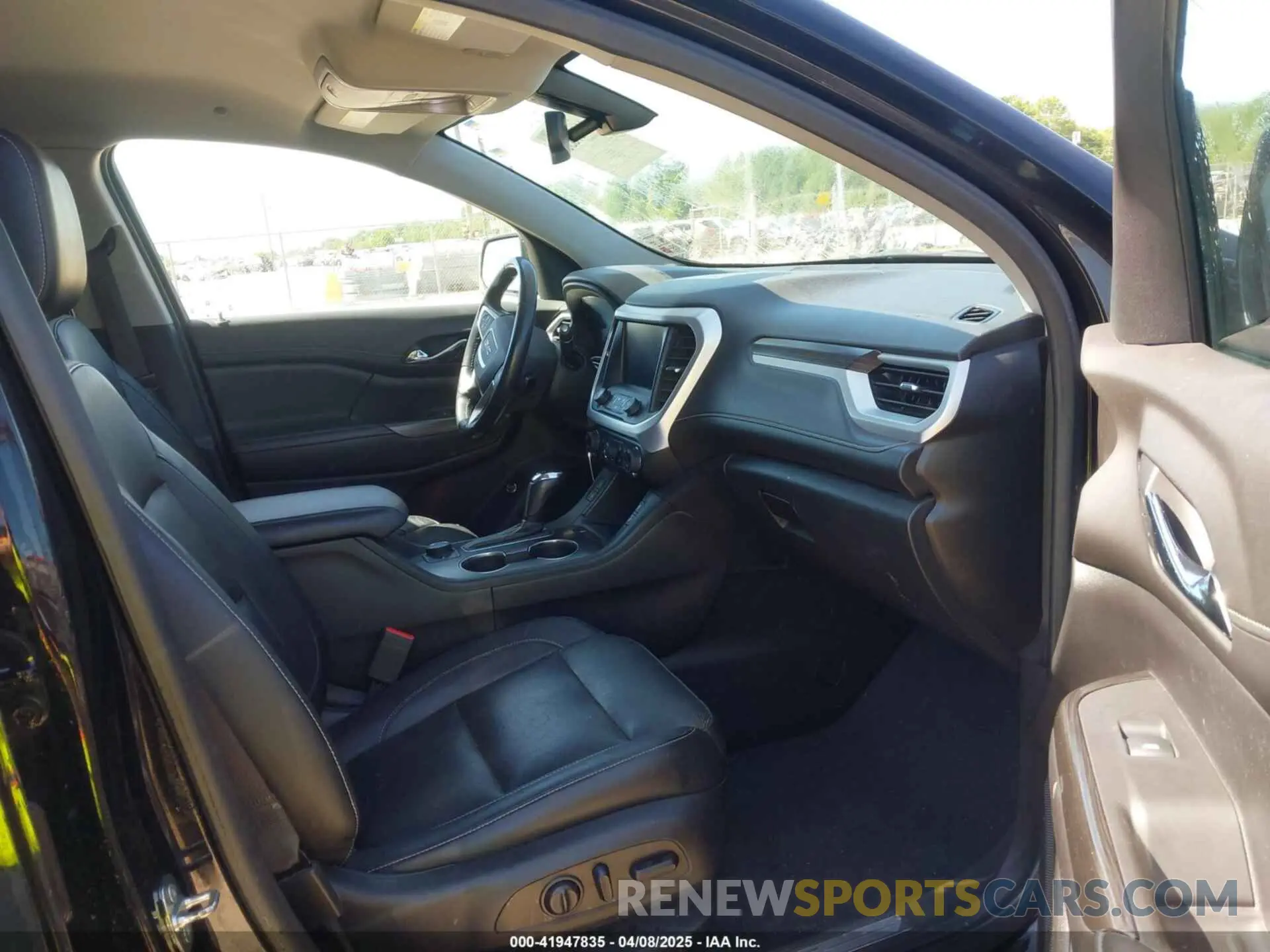 5 Photograph of a damaged car 1GKKNMLS3KZ231752 GMC ACADIA 2019