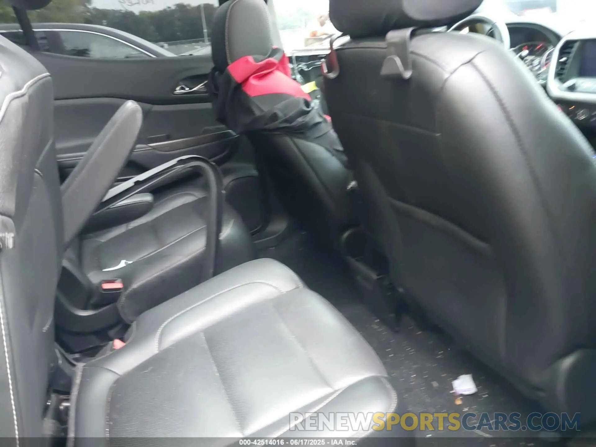 8 Photograph of a damaged car 1GKKNMLS3KZ260037 GMC ACADIA 2019