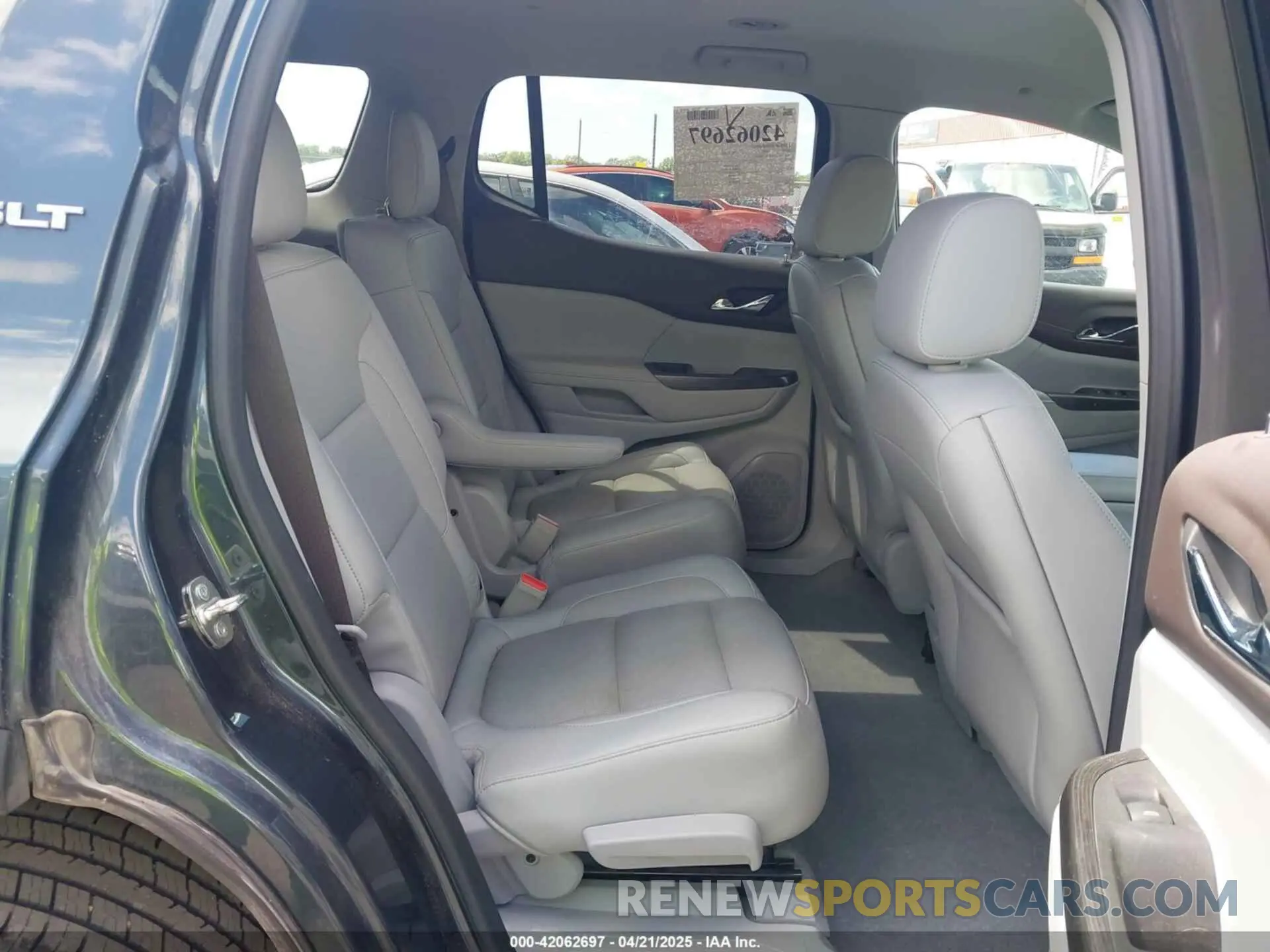 8 Photograph of a damaged car 1GKKNMLS3KZ288114 GMC ACADIA 2019