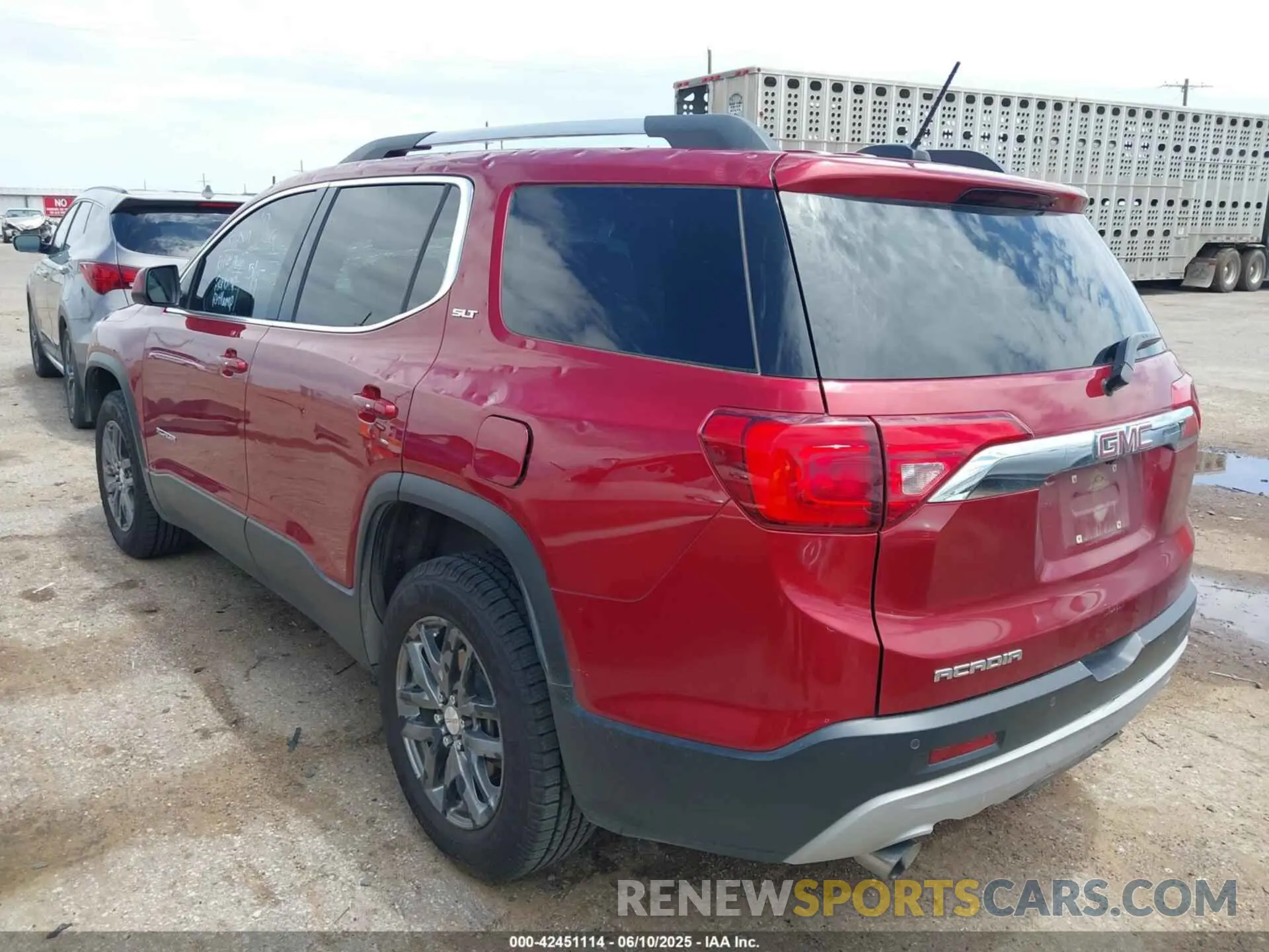 3 Photograph of a damaged car 1GKKNMLS4KZ200364 GMC ACADIA 2019