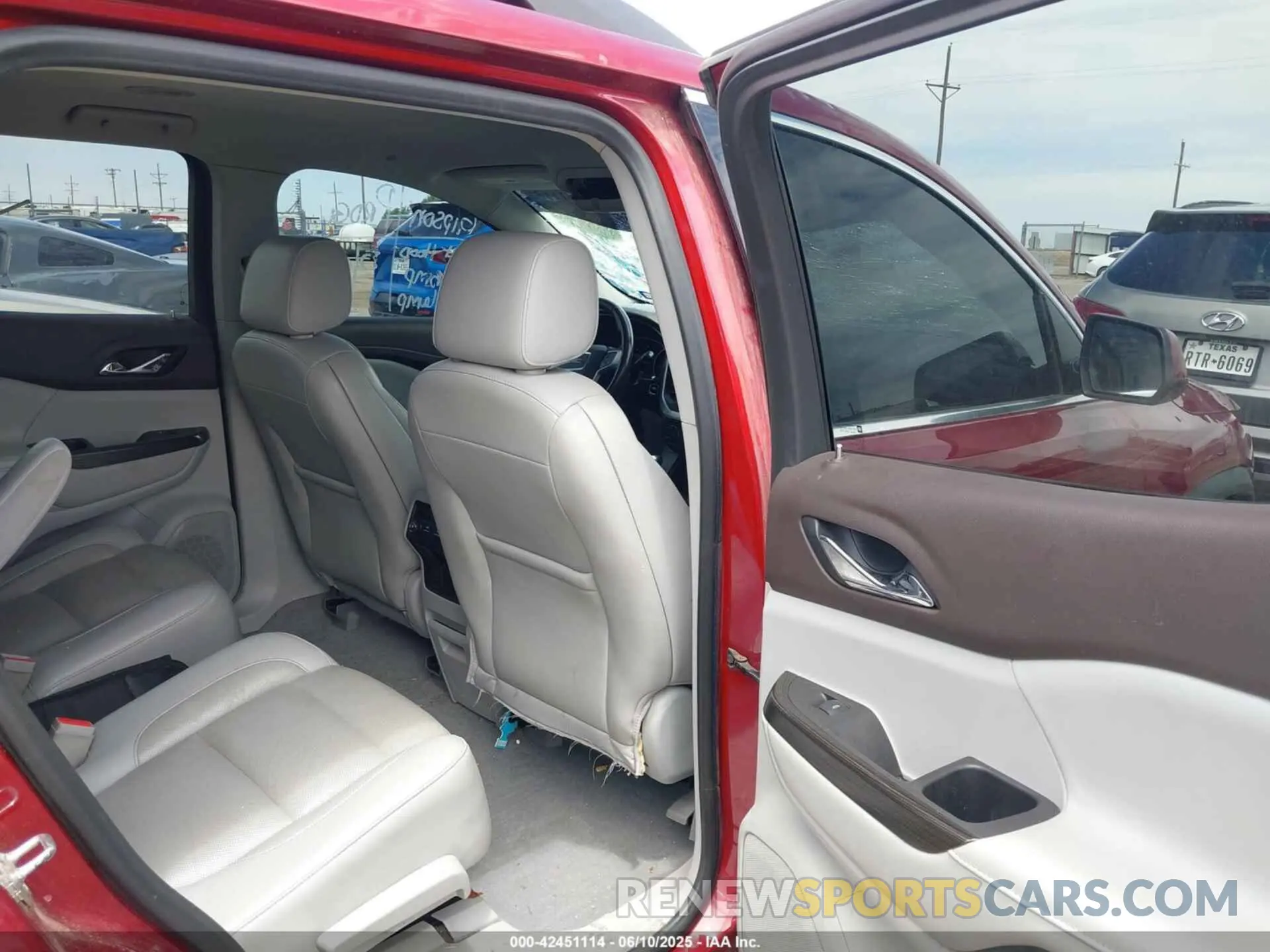 8 Photograph of a damaged car 1GKKNMLS4KZ200364 GMC ACADIA 2019