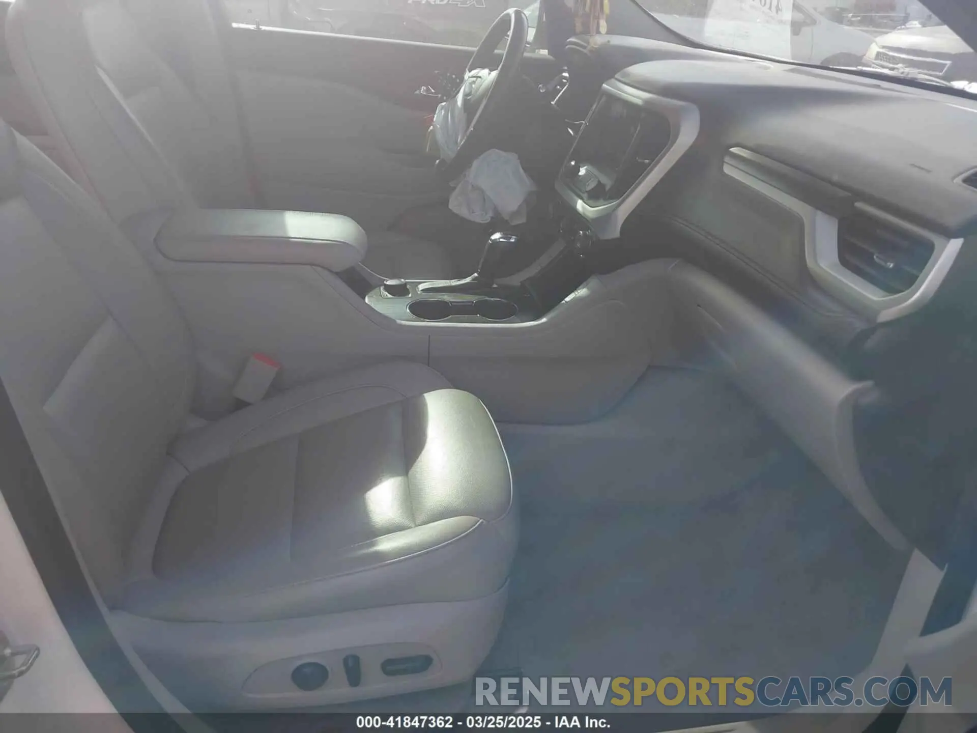 5 Photograph of a damaged car 1GKKNMLS4KZ280488 GMC ACADIA 2019