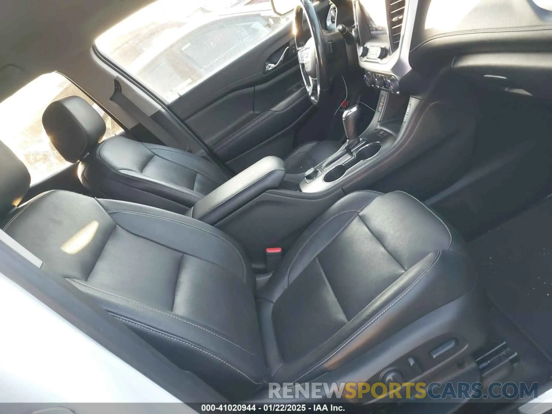 5 Photograph of a damaged car 1GKKNMLS6KZ210684 GMC ACADIA 2019