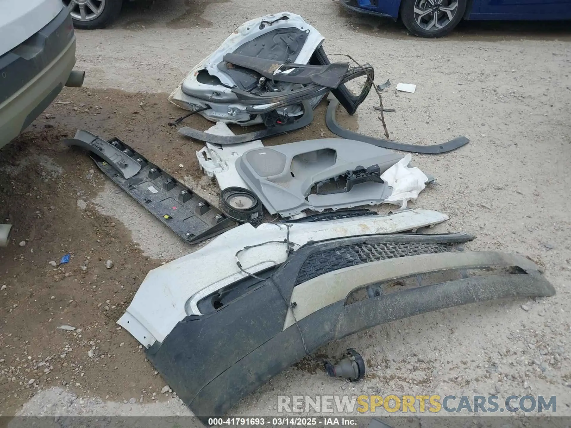 11 Photograph of a damaged car 1GKKNMLS6KZ256712 GMC ACADIA 2019