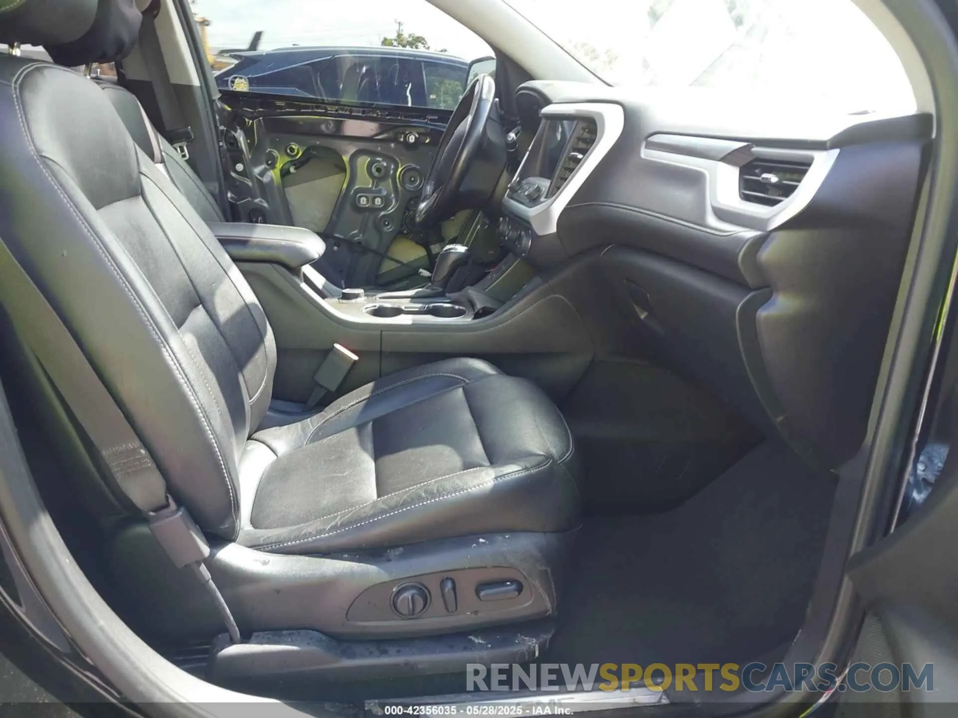 5 Photograph of a damaged car 1GKKNMLS9KZ183299 GMC ACADIA 2019