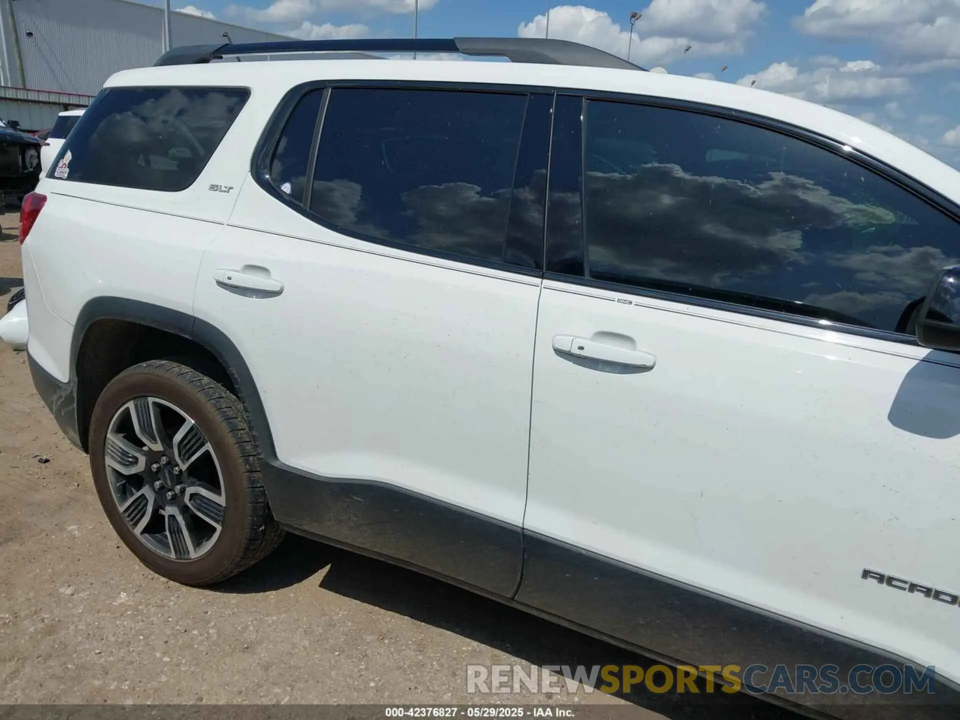 14 Photograph of a damaged car 1GKKNMLS9KZ254338 GMC ACADIA 2019