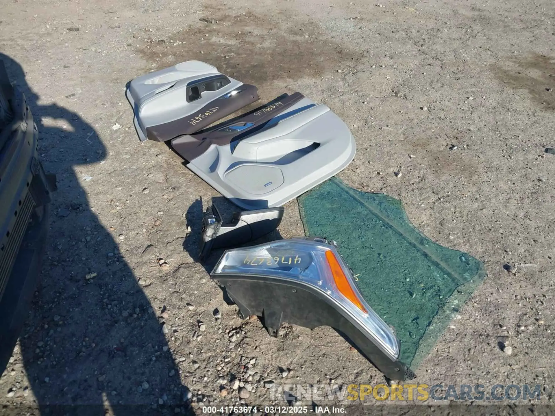 12 Photograph of a damaged car 1GKKNMLSXKZ175227 GMC ACADIA 2019