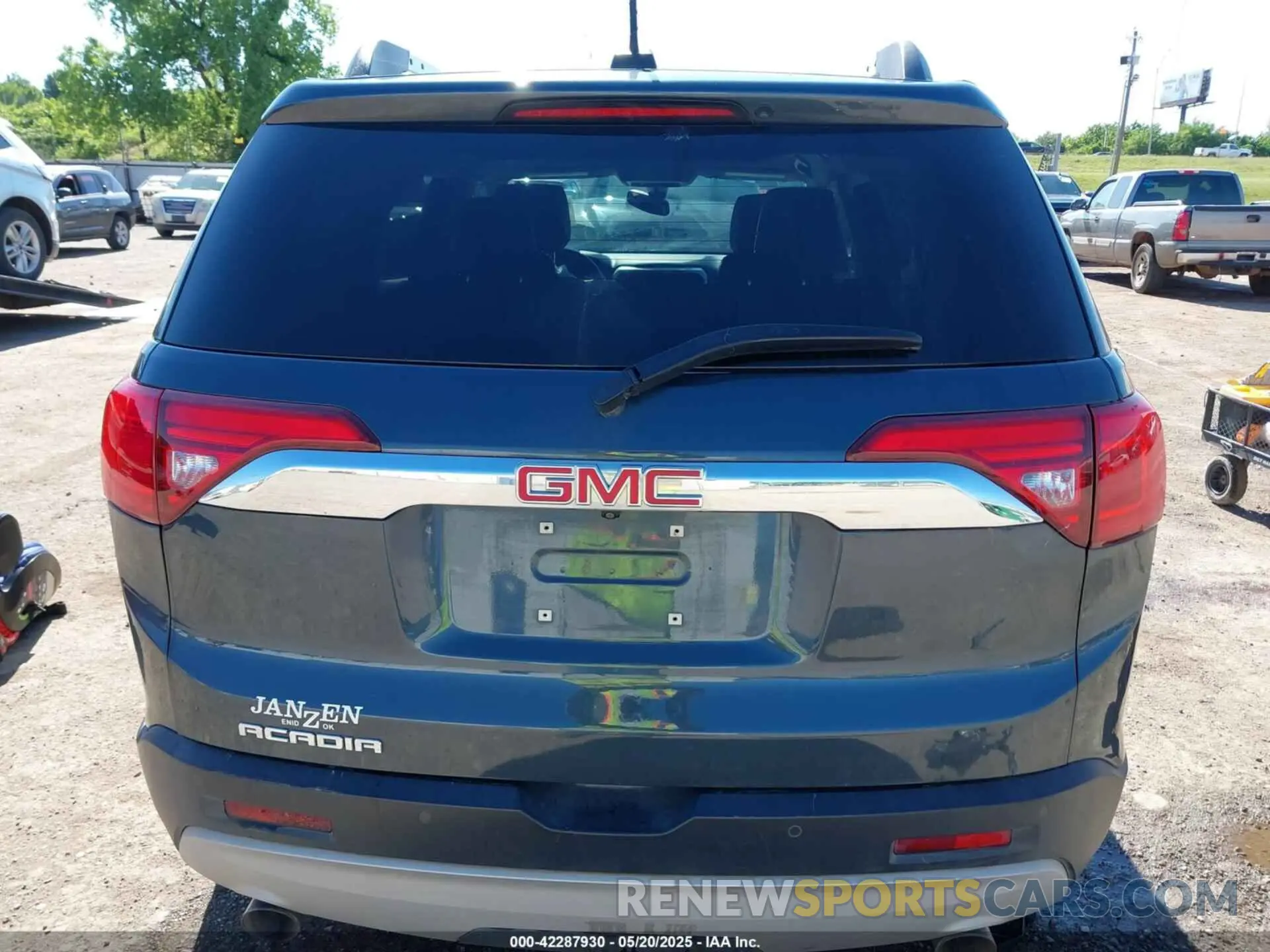 17 Photograph of a damaged car 1GKKNMLSXKZ199009 GMC ACADIA 2019