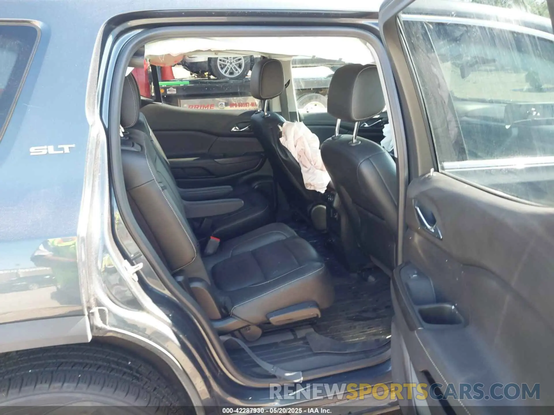 8 Photograph of a damaged car 1GKKNMLSXKZ199009 GMC ACADIA 2019
