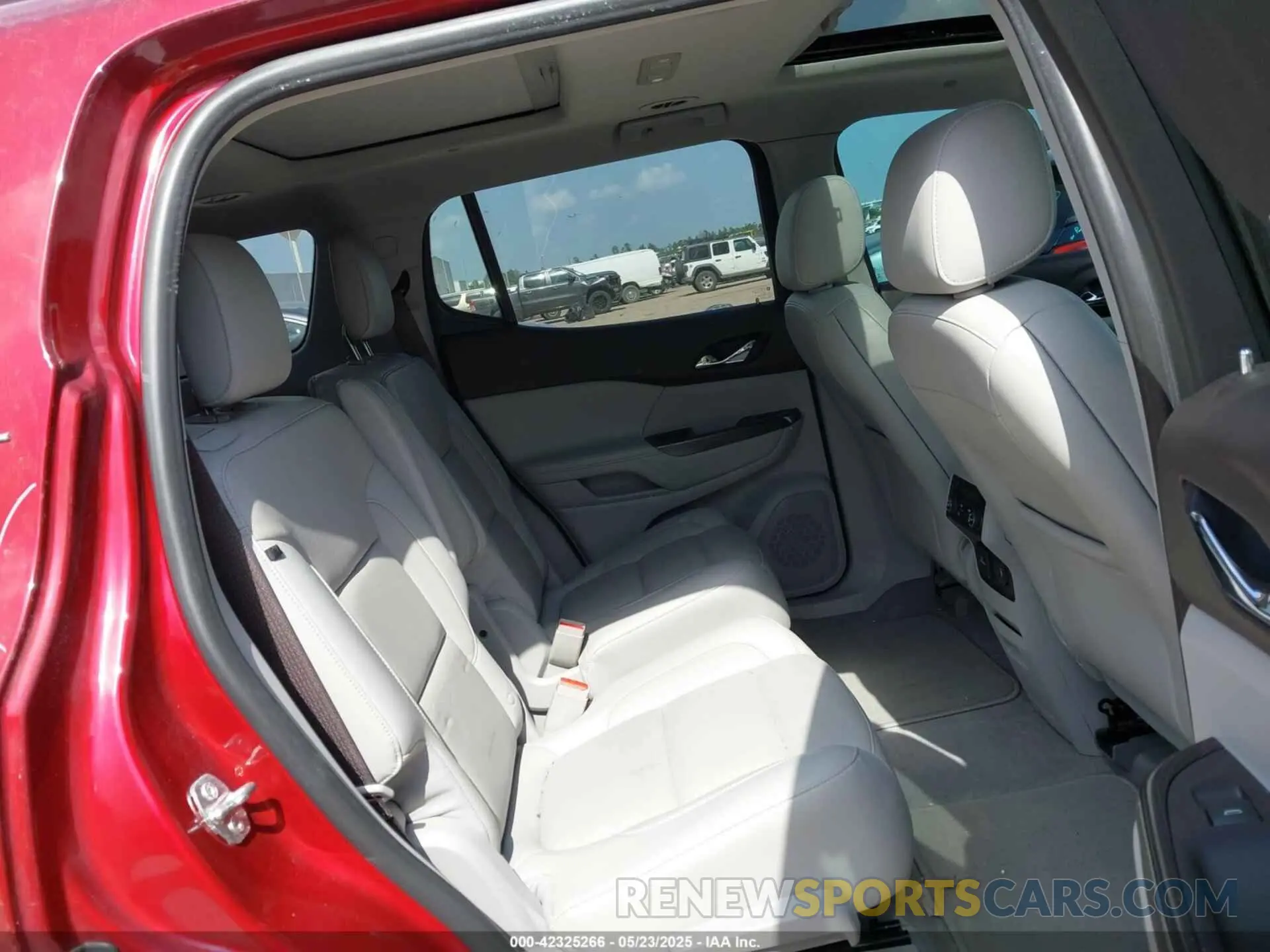 8 Photograph of a damaged car 1GKKNNLS2KZ198975 GMC ACADIA 2019