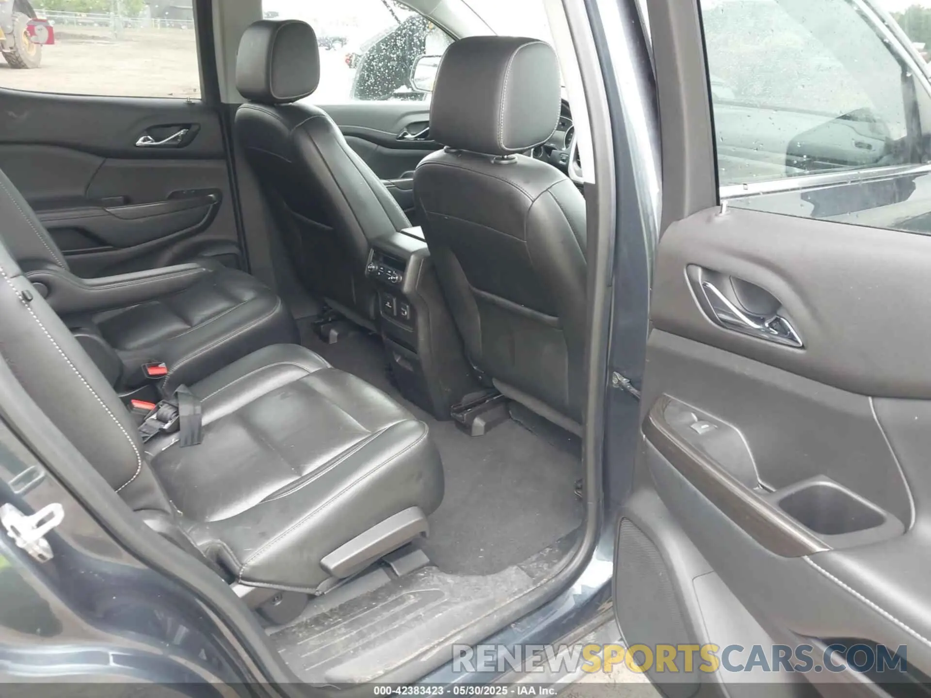 8 Photograph of a damaged car 1GKKNNLSXKZ283014 GMC ACADIA 2019