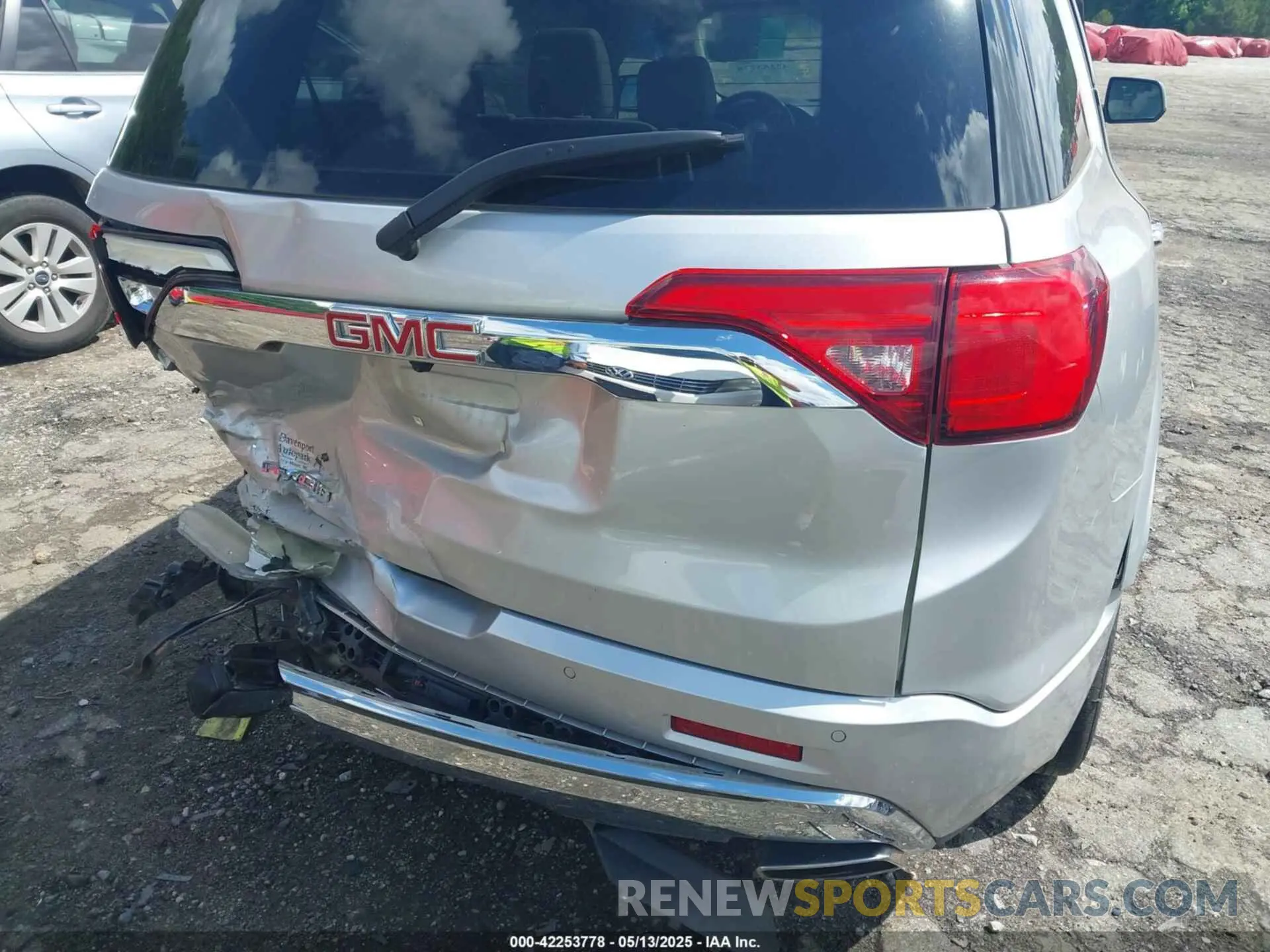 18 Photograph of a damaged car 1GKKNPLS0KZ155926 GMC ACADIA 2019