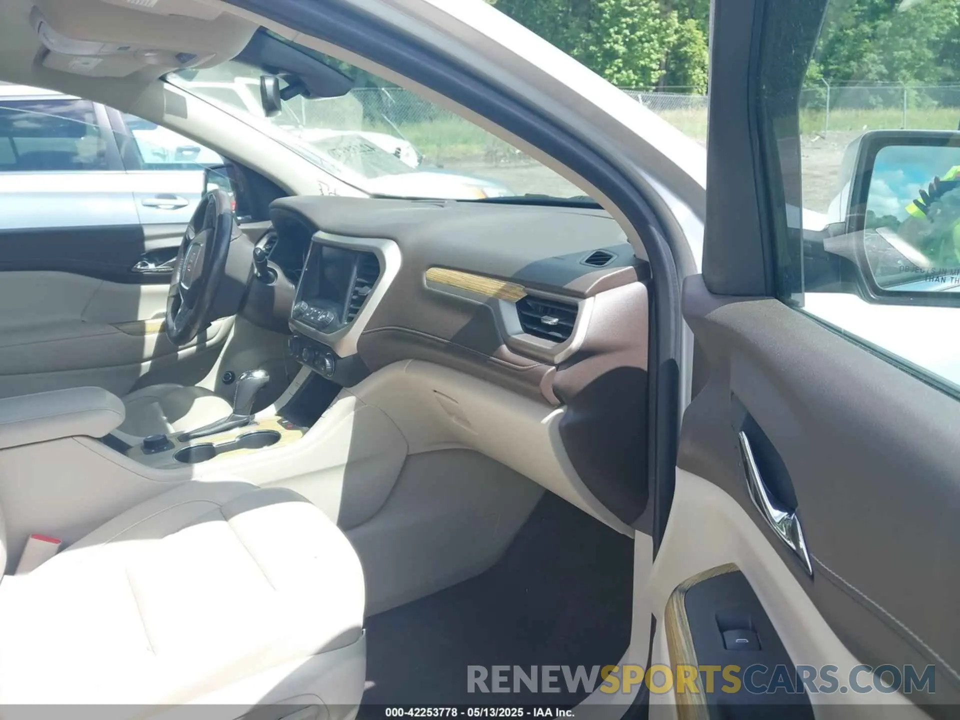 5 Photograph of a damaged car 1GKKNPLS0KZ155926 GMC ACADIA 2019