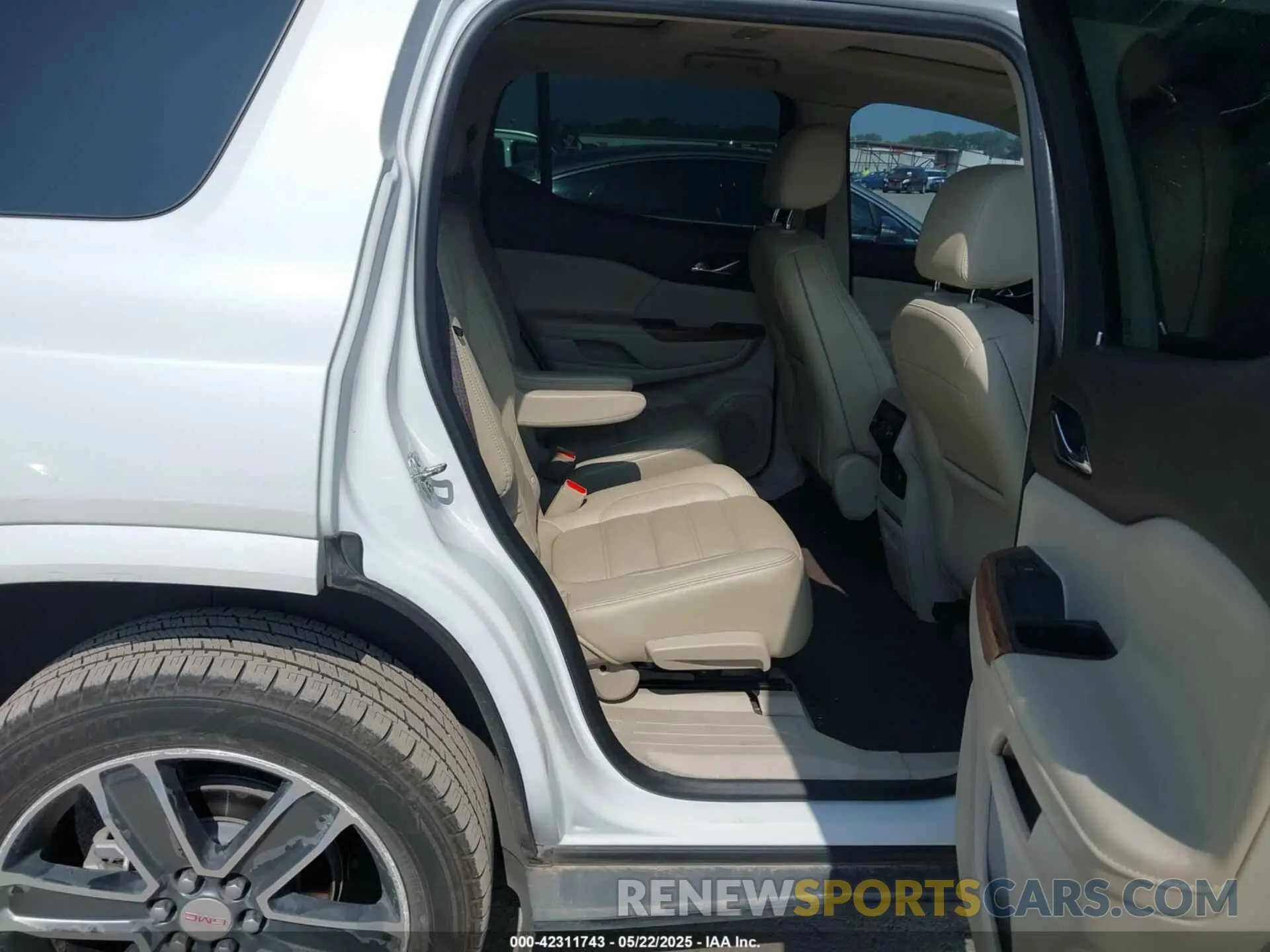 8 Photograph of a damaged car 1GKKNPLS0KZ221309 GMC ACADIA 2019