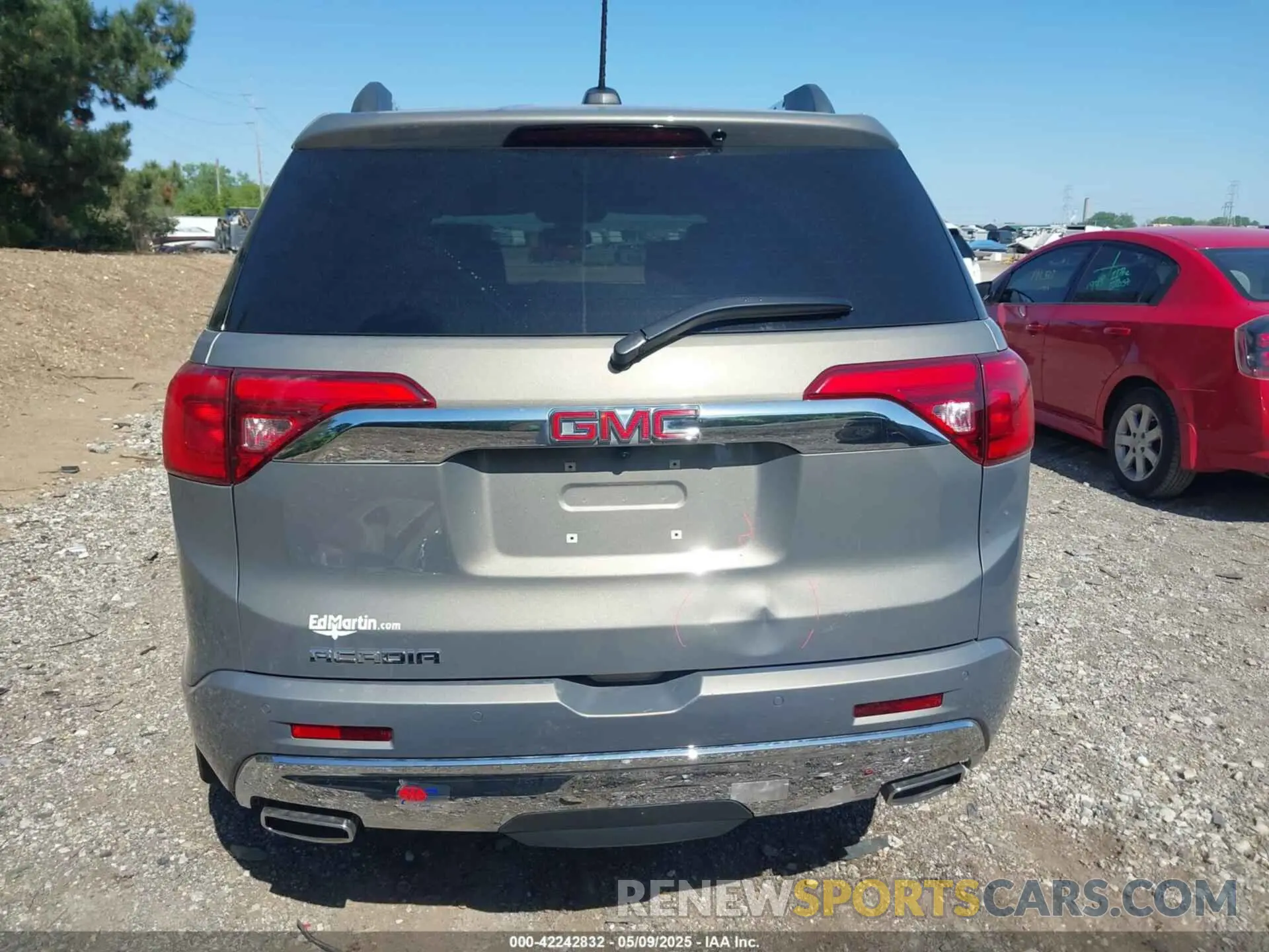 17 Photograph of a damaged car 1GKKNPLS6KZ147488 GMC ACADIA 2019