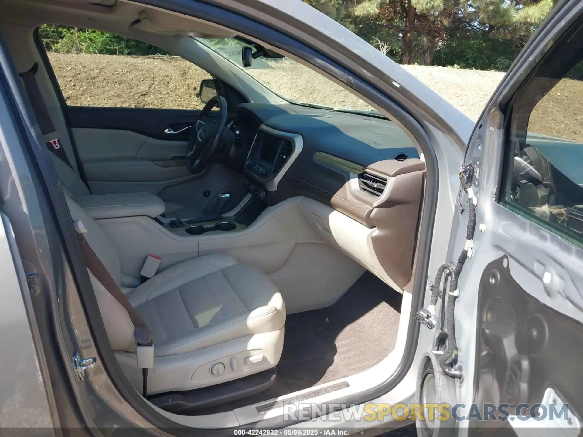 5 Photograph of a damaged car 1GKKNPLS6KZ147488 GMC ACADIA 2019