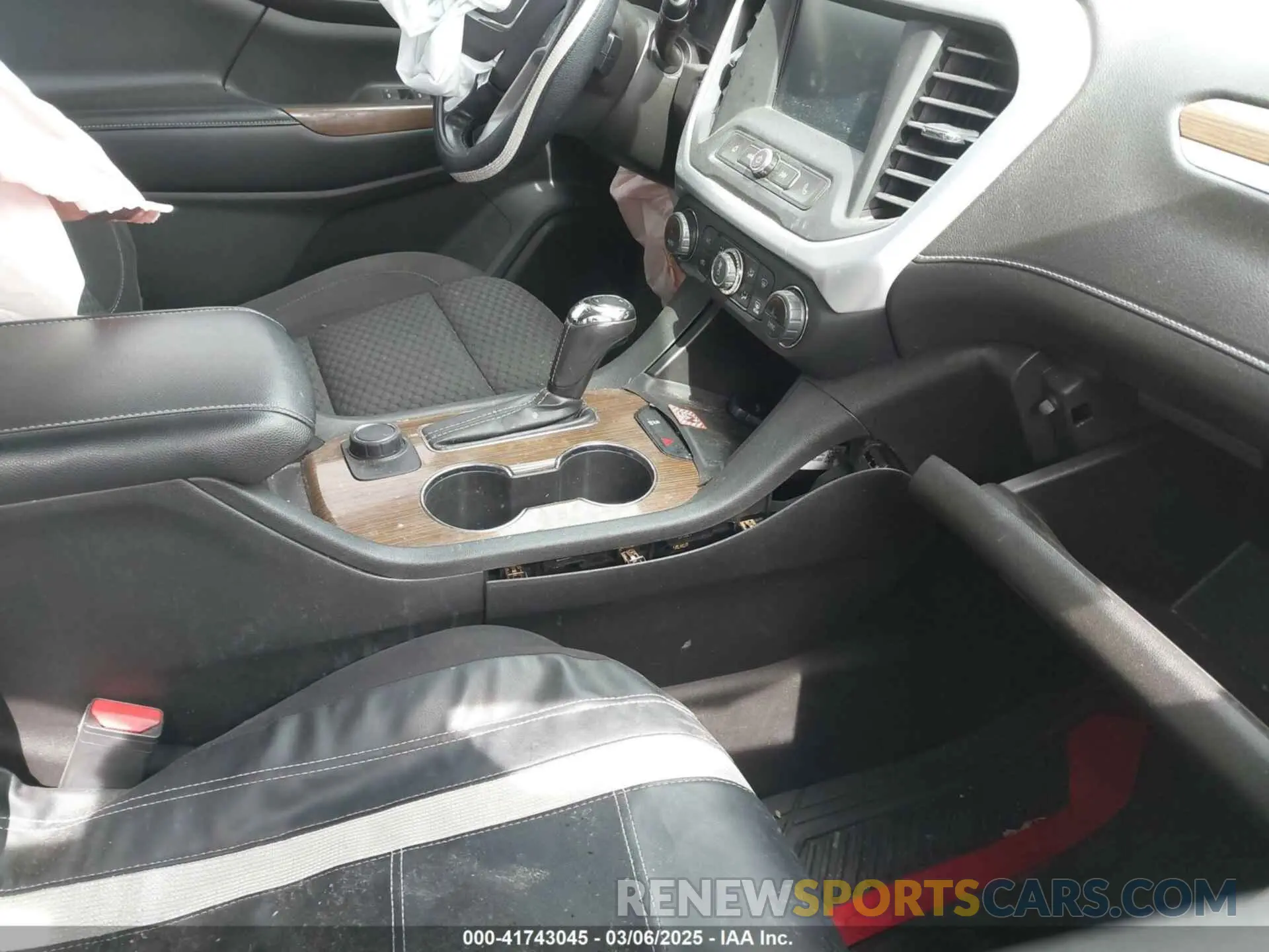 5 Photograph of a damaged car 1GKKNRLA3KZ244893 GMC ACADIA 2019