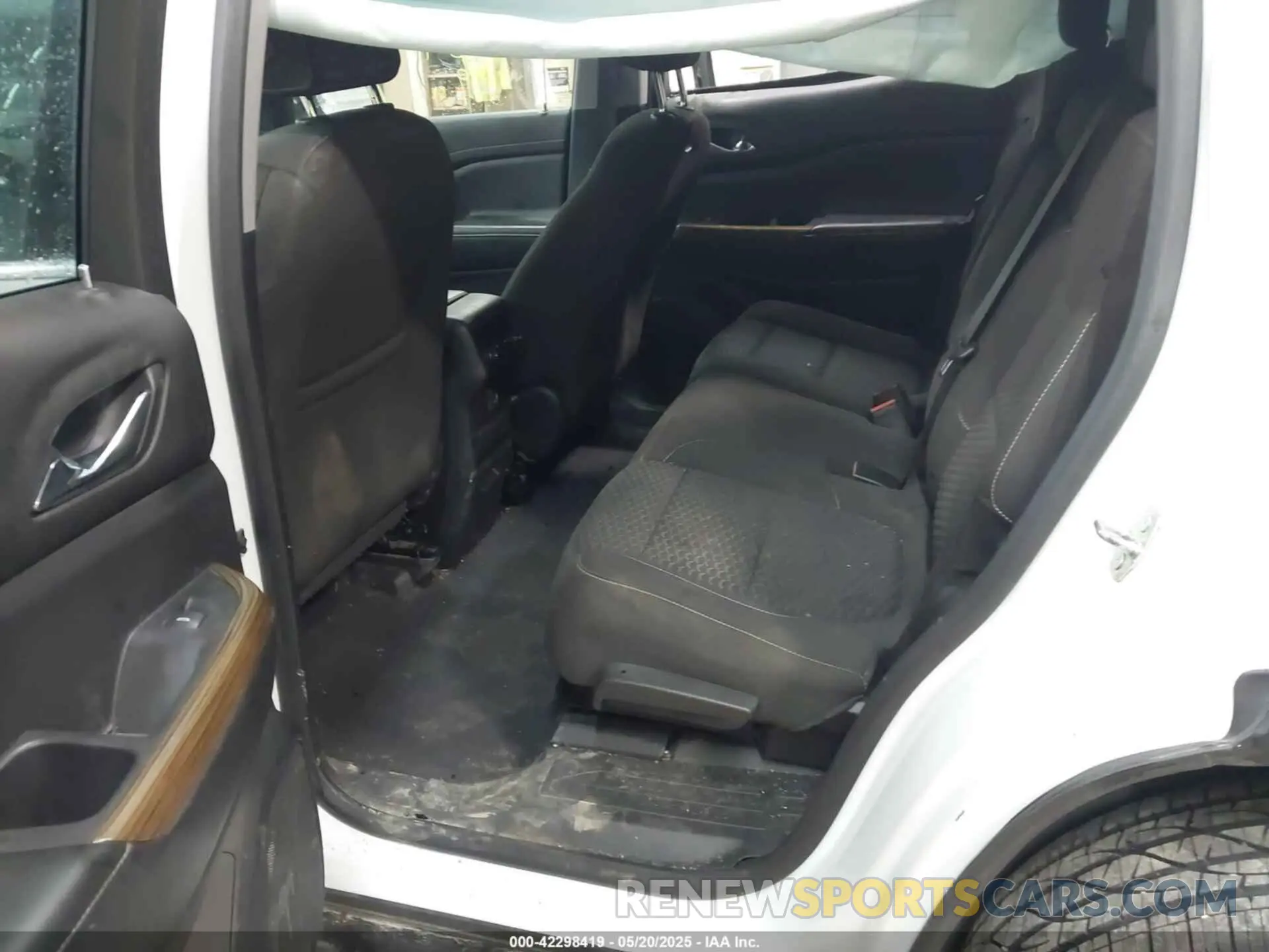 8 Photograph of a damaged car 1GKKNRLAXKZ299194 GMC ACADIA 2019