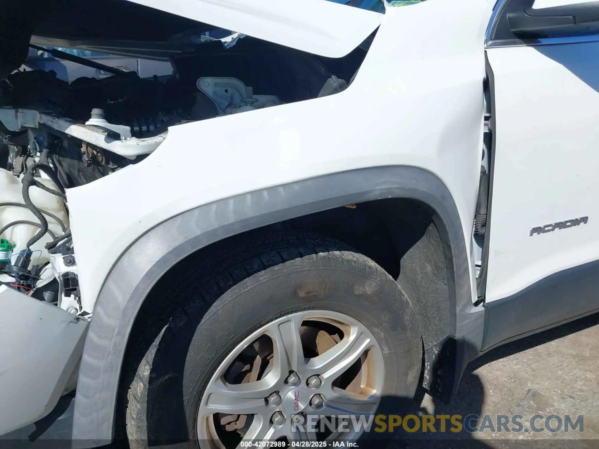 19 Photograph of a damaged car 1GKKNRLS8KZ122927 GMC ACADIA 2019