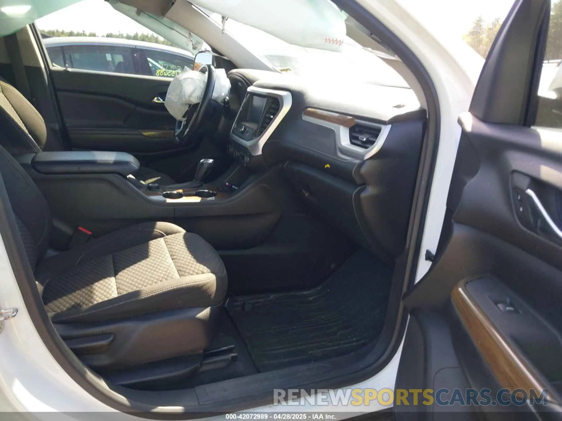 5 Photograph of a damaged car 1GKKNRLS8KZ122927 GMC ACADIA 2019
