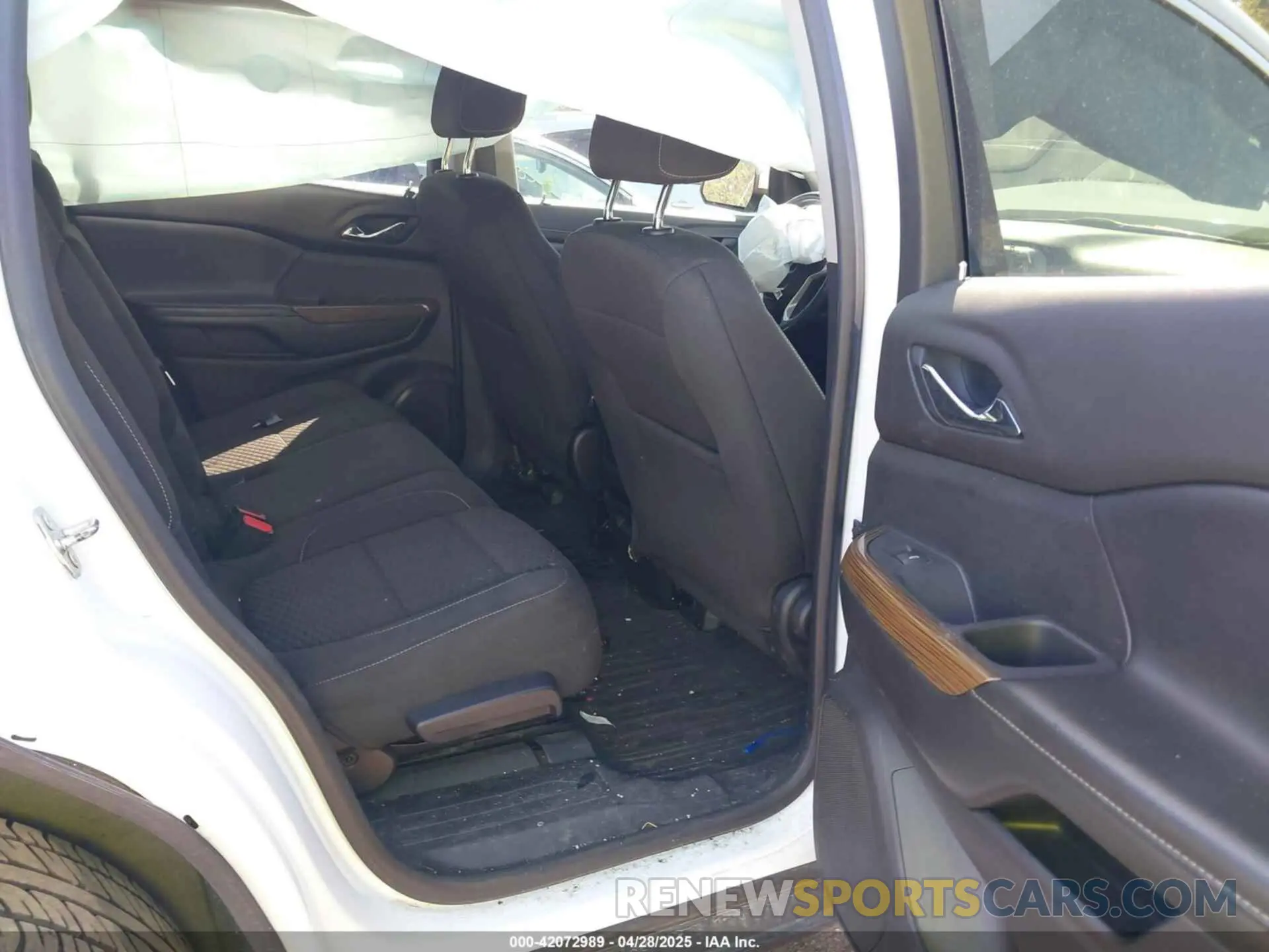8 Photograph of a damaged car 1GKKNRLS8KZ122927 GMC ACADIA 2019