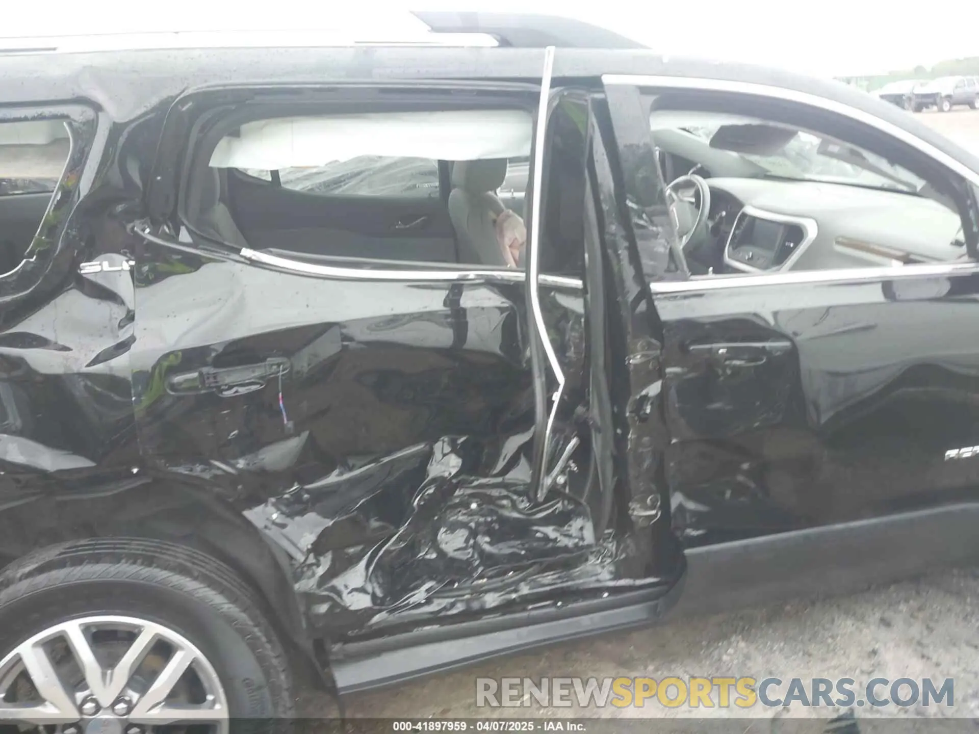 18 Photograph of a damaged car 1GKKNSLS4KZ230033 GMC ACADIA 2019