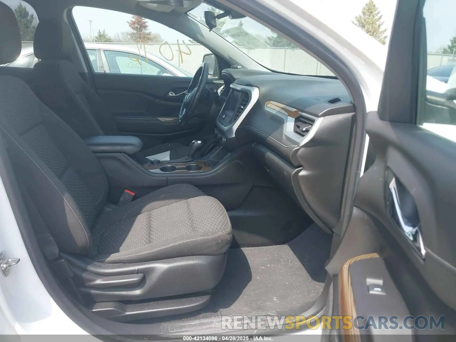 5 Photograph of a damaged car 1GKKNSLS6KZ287558 GMC ACADIA 2019