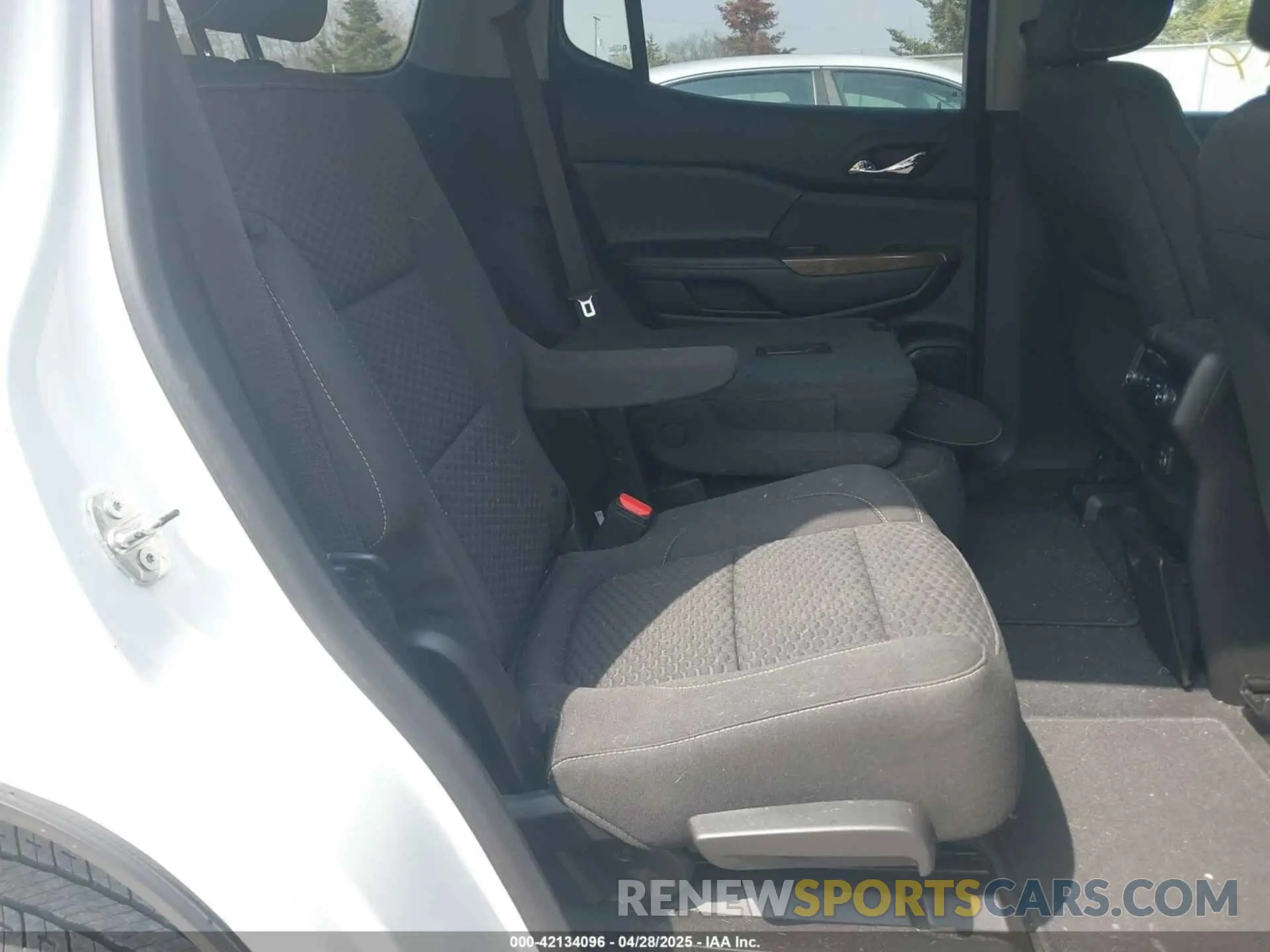 8 Photograph of a damaged car 1GKKNSLS6KZ287558 GMC ACADIA 2019