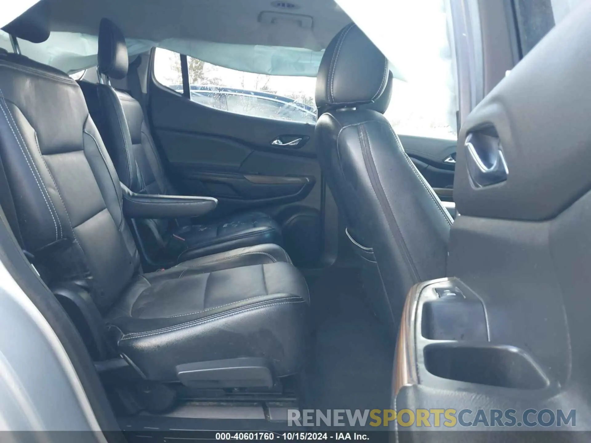 8 Photograph of a damaged car 1GKKNSLS7KZ249157 GMC ACADIA 2019
