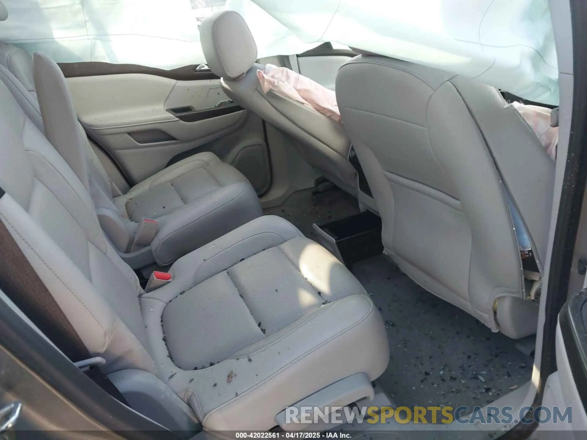 8 Photograph of a damaged car 1GKKNULS0KZ111391 GMC ACADIA 2019