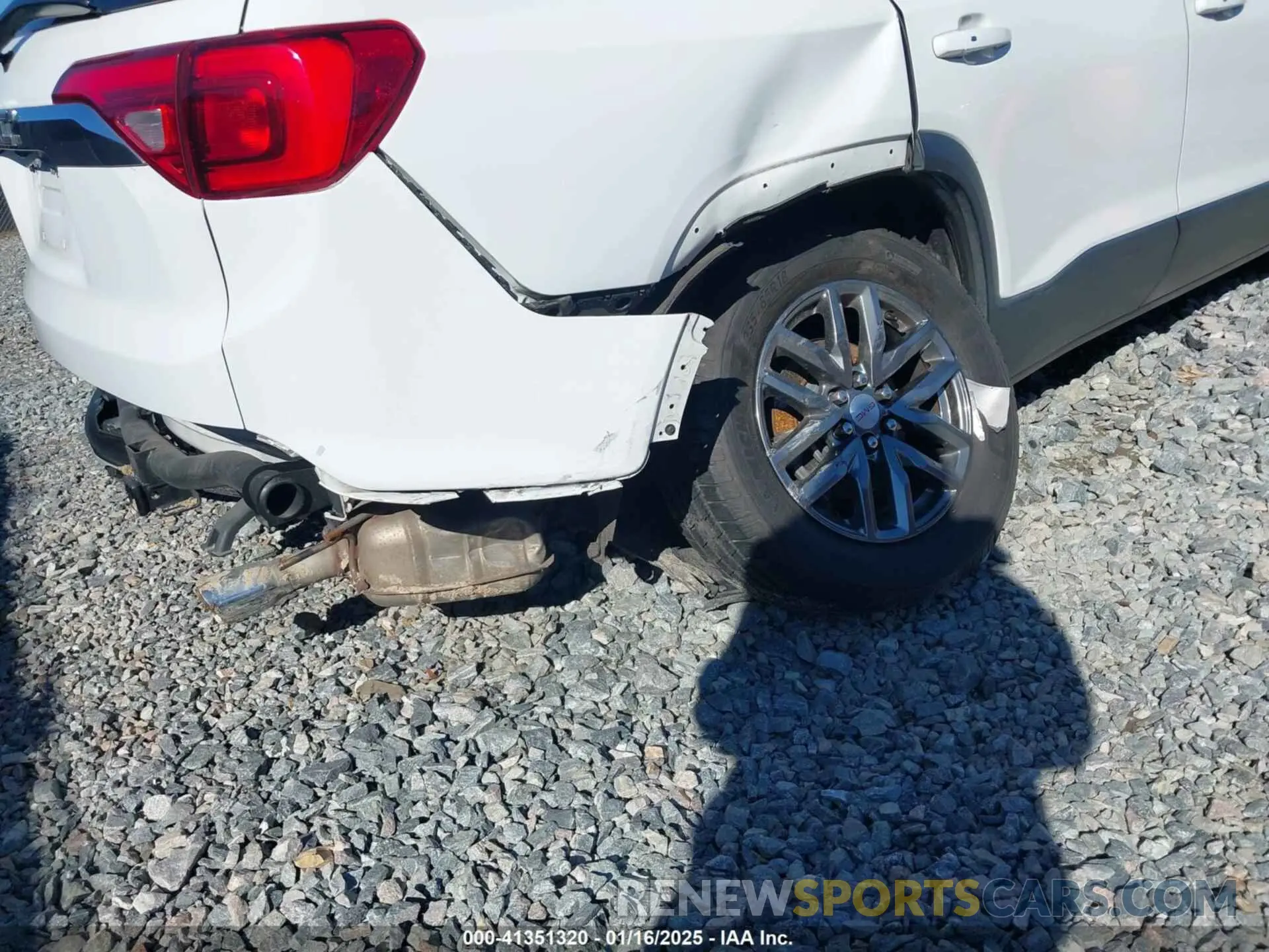 17 Photograph of a damaged car 1GKKNULS1KZ219678 GMC ACADIA 2019