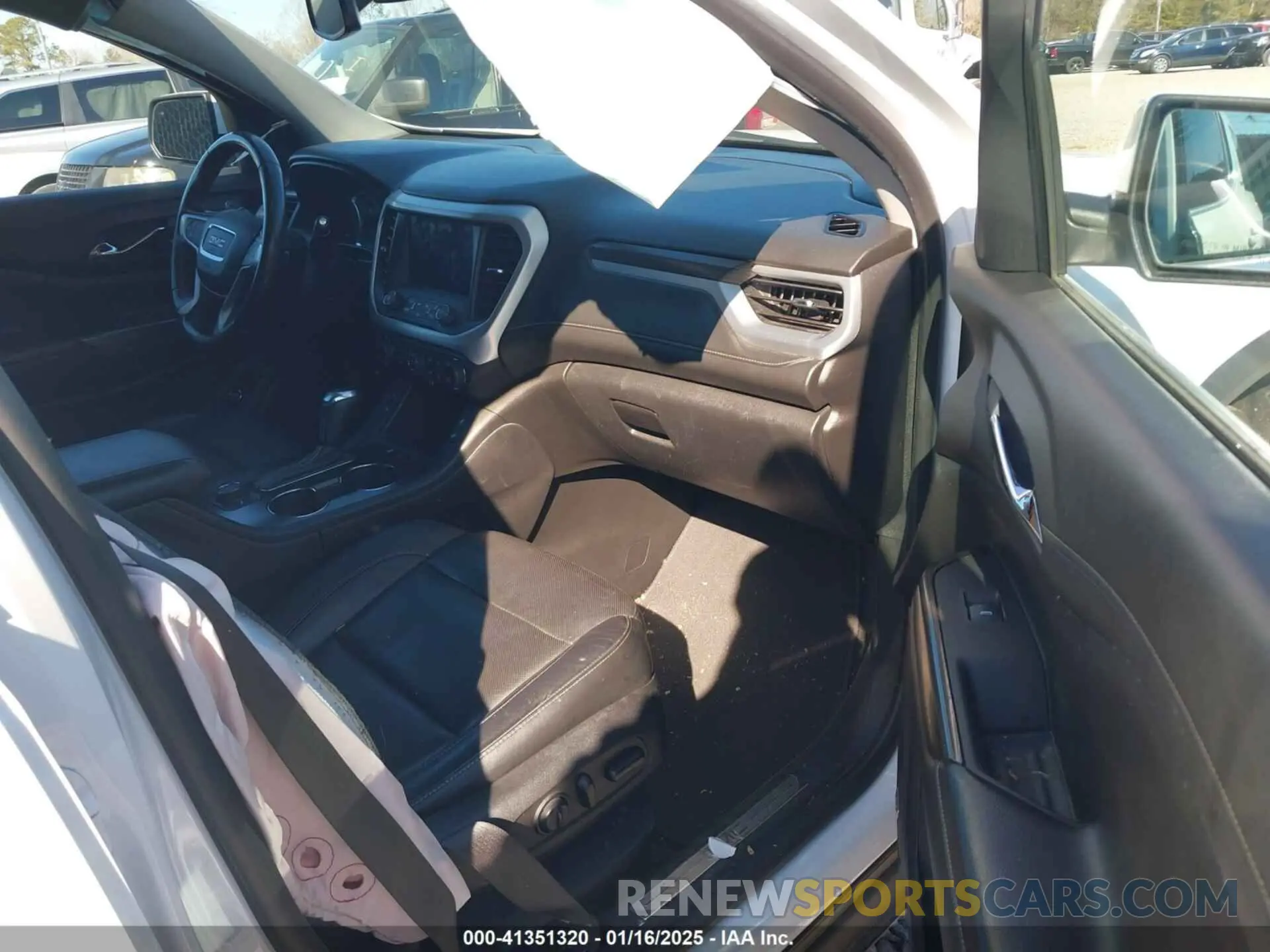 5 Photograph of a damaged car 1GKKNULS1KZ219678 GMC ACADIA 2019