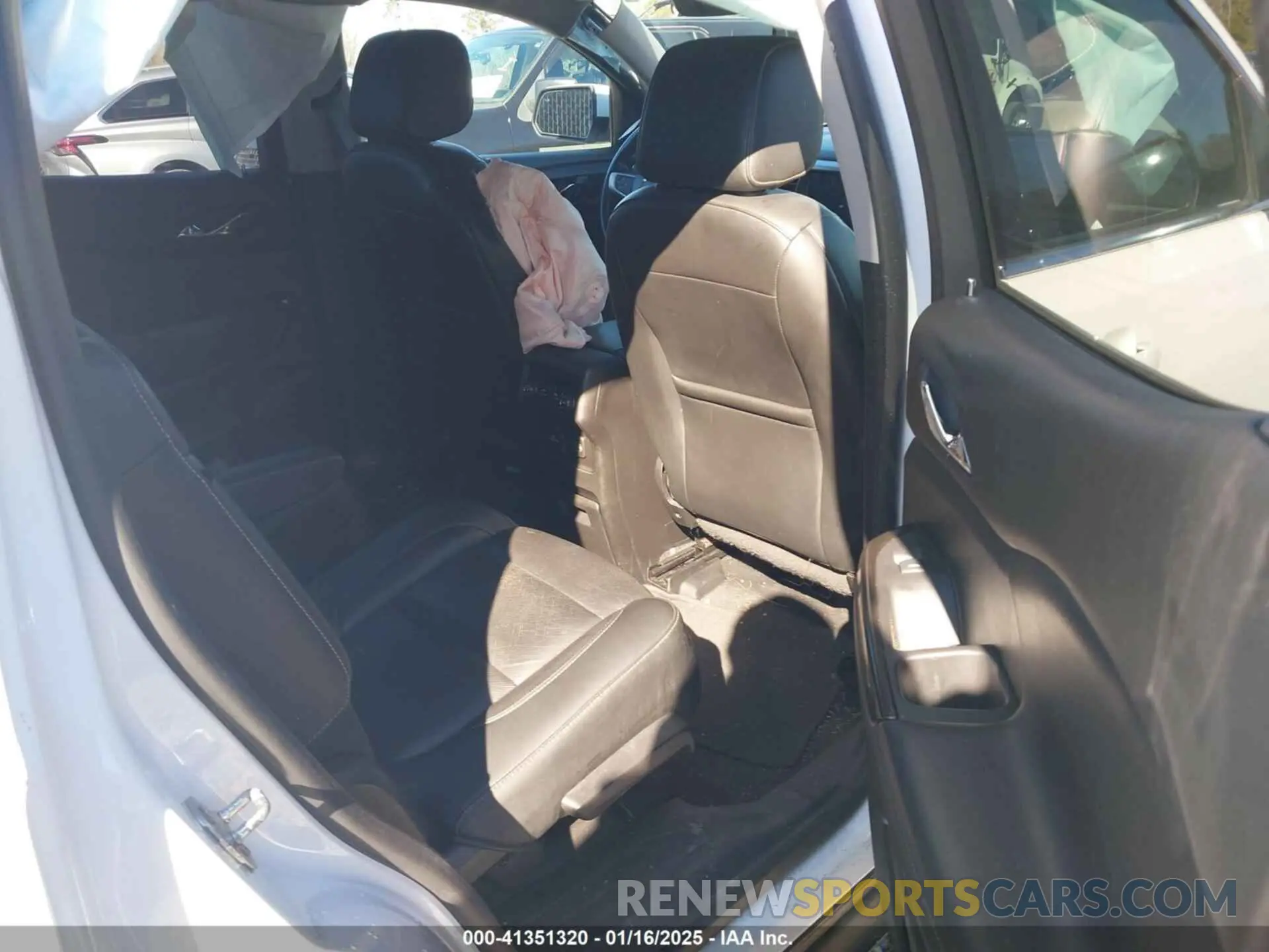 8 Photograph of a damaged car 1GKKNULS1KZ219678 GMC ACADIA 2019