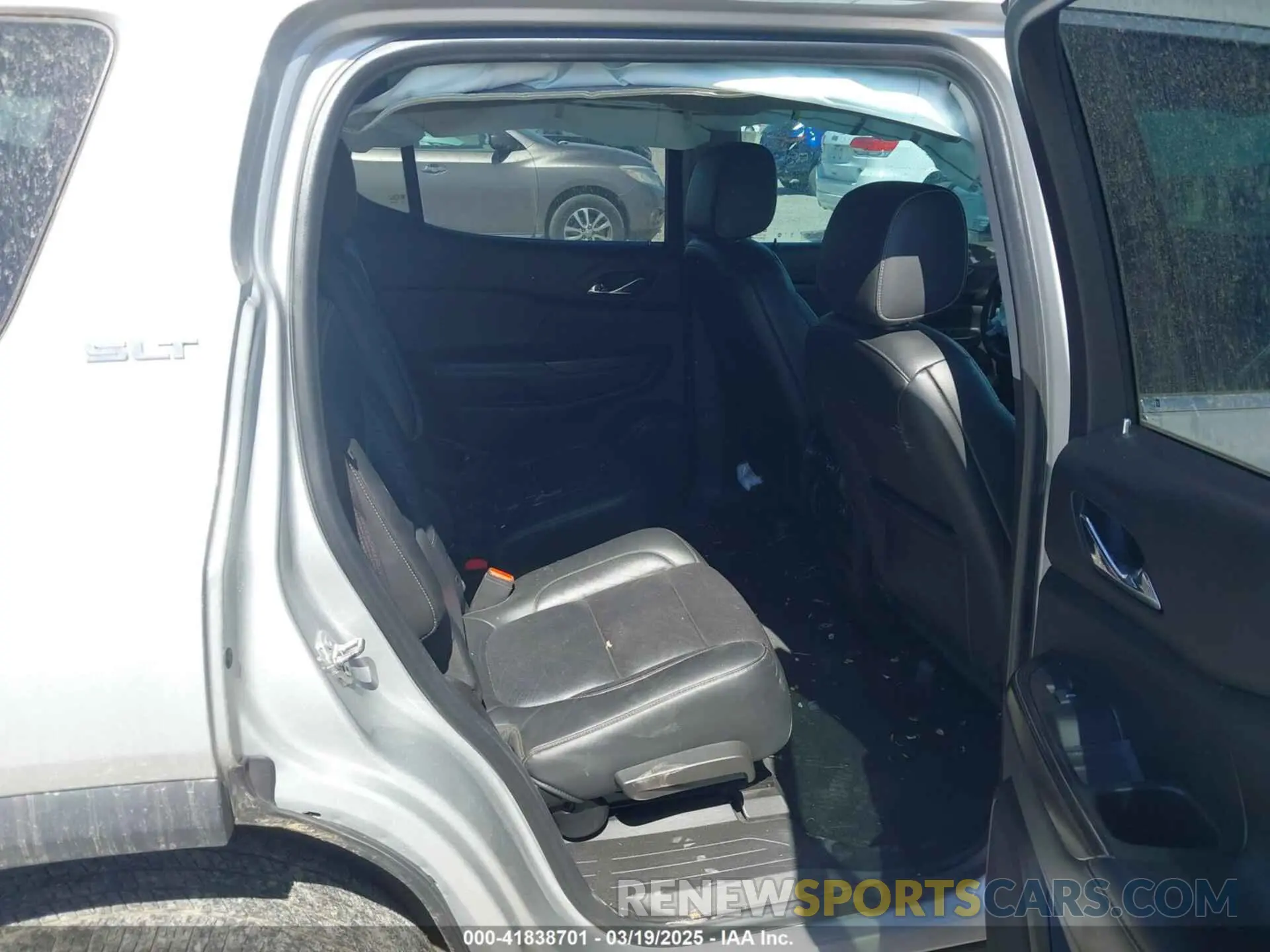 8 Photograph of a damaged car 1GKKNULS1KZ268265 GMC ACADIA 2019