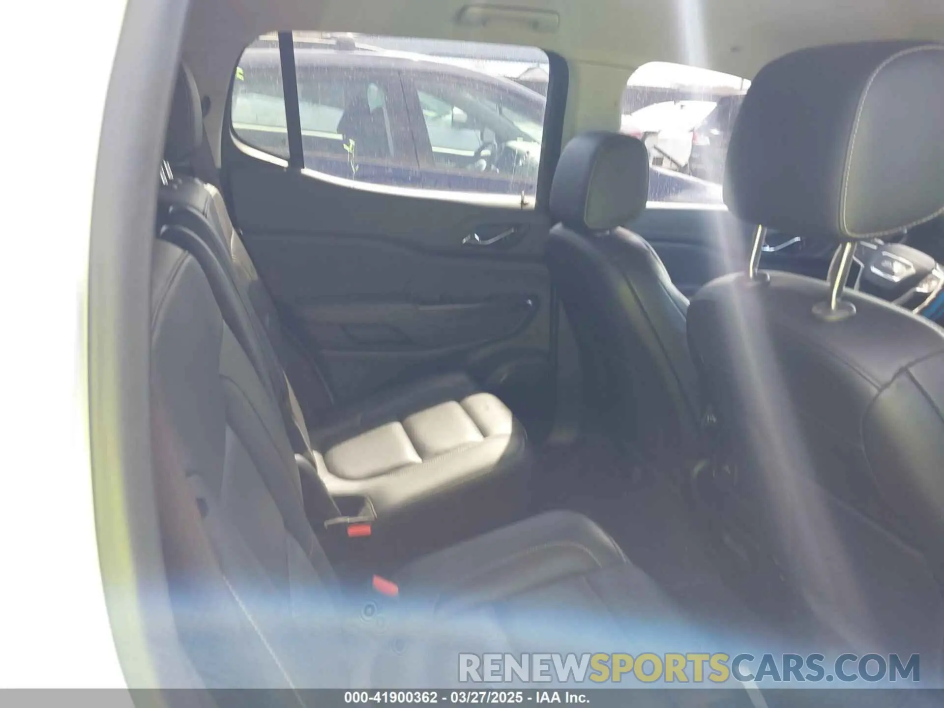 8 Photograph of a damaged car 1GKKNULS1KZ300034 GMC ACADIA 2019
