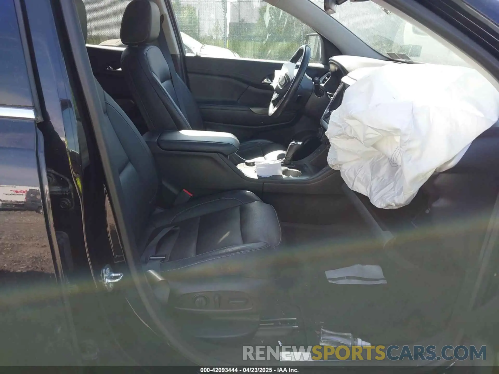 5 Photograph of a damaged car 1GKKNULS2KZ114485 GMC ACADIA 2019