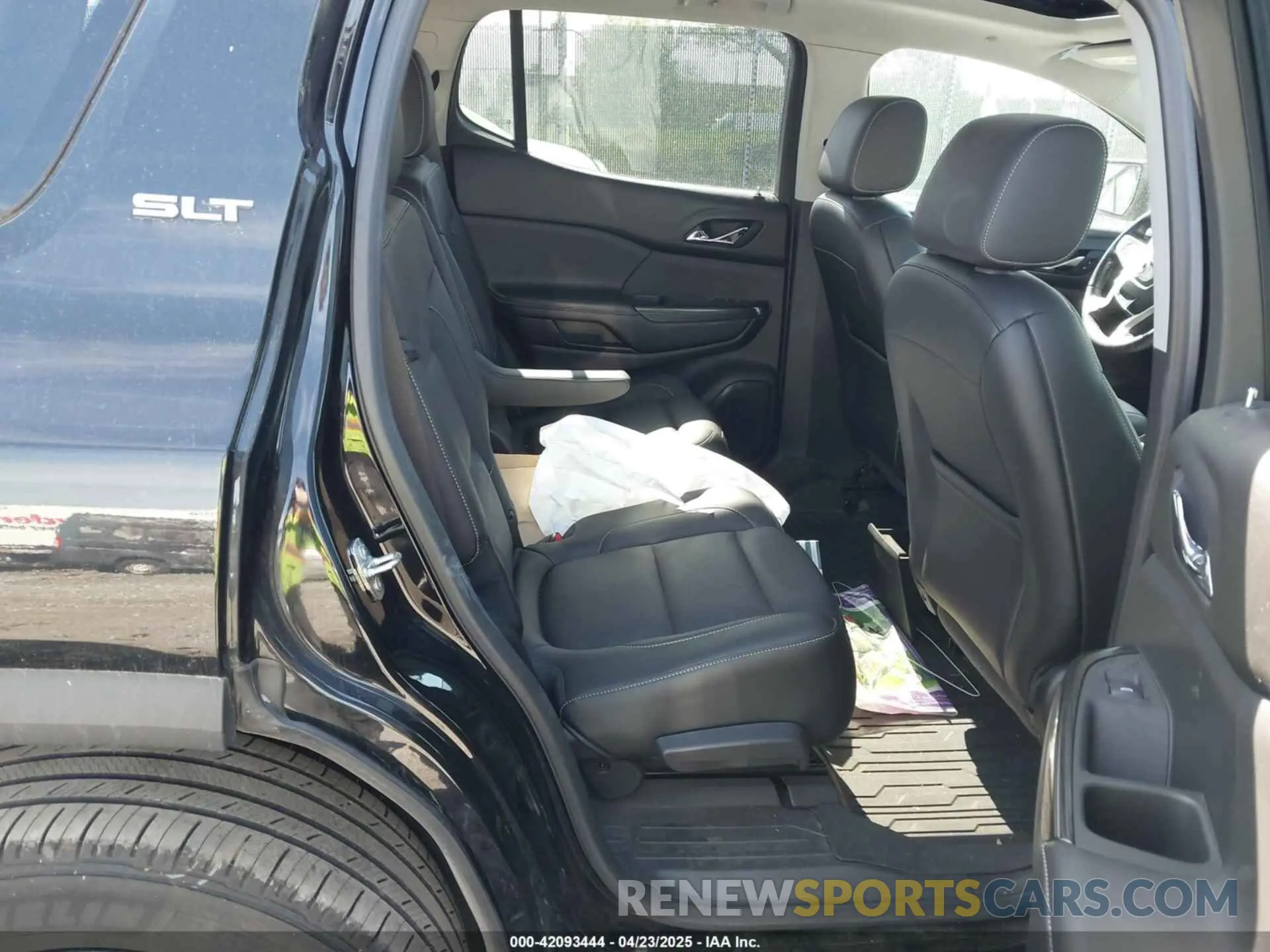 8 Photograph of a damaged car 1GKKNULS2KZ114485 GMC ACADIA 2019