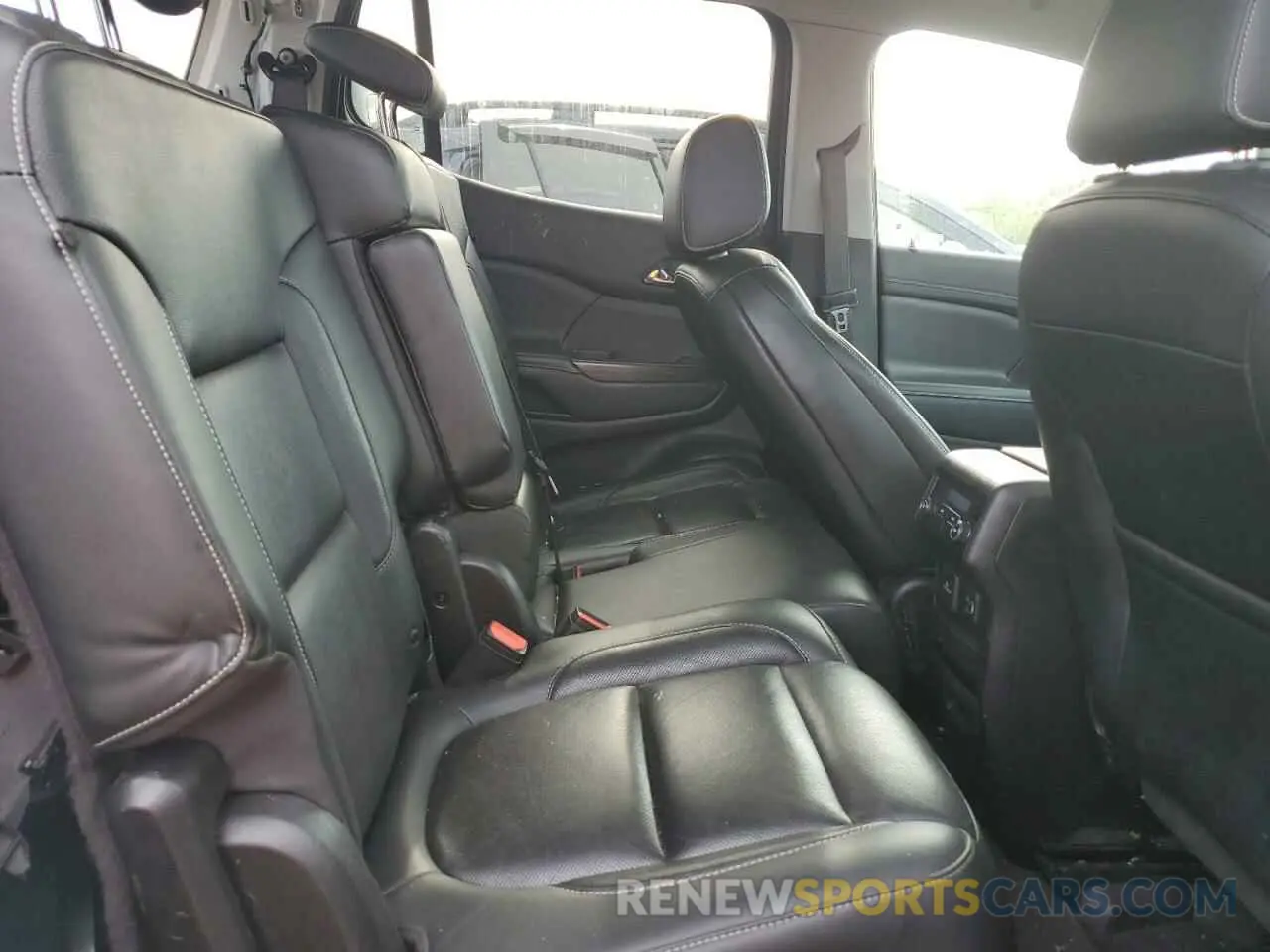 10 Photograph of a damaged car 1GKKNULS2KZ201948 GMC ACADIA 2019